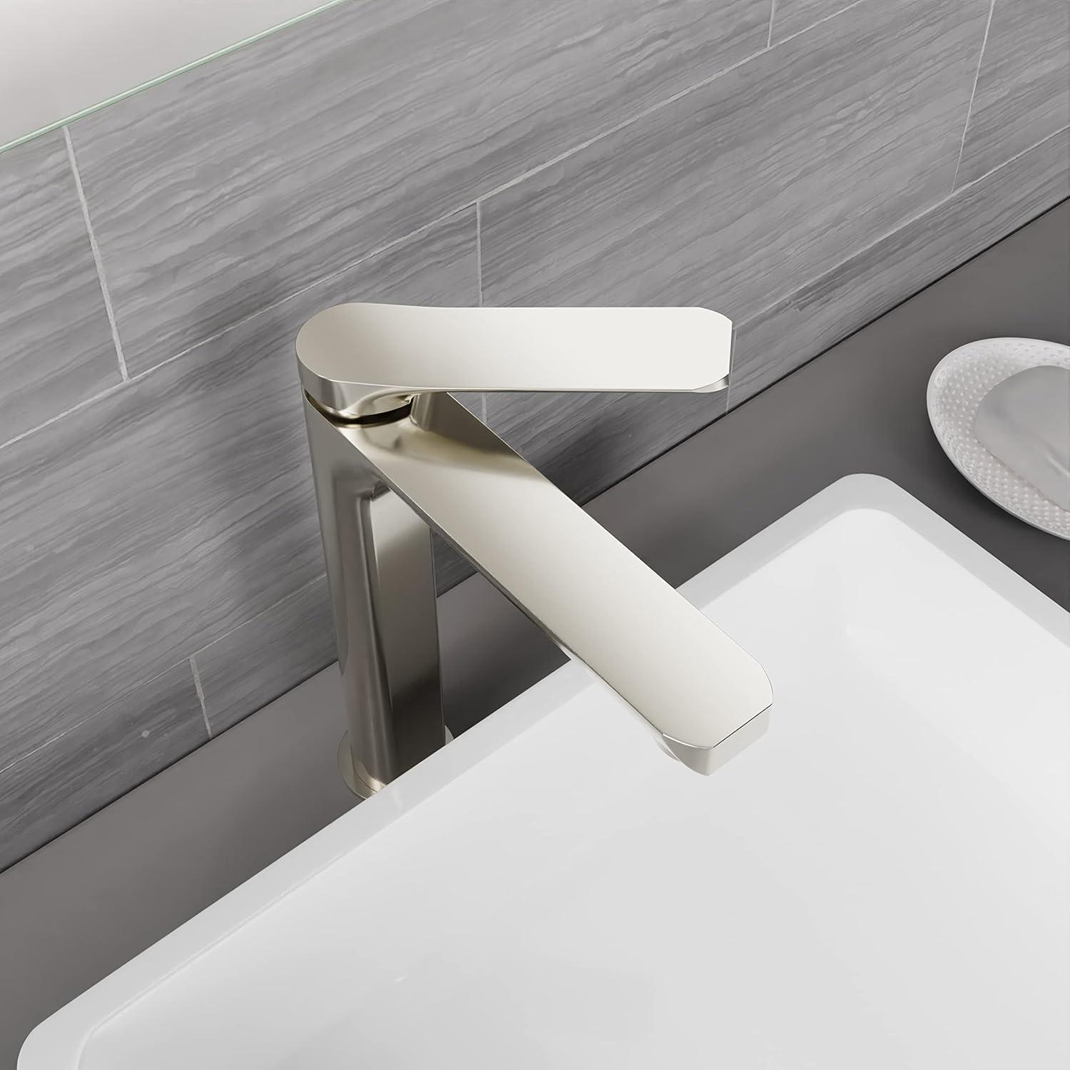 Single-Hole Single-handle Bathroom Faucet with Drain Assembly
