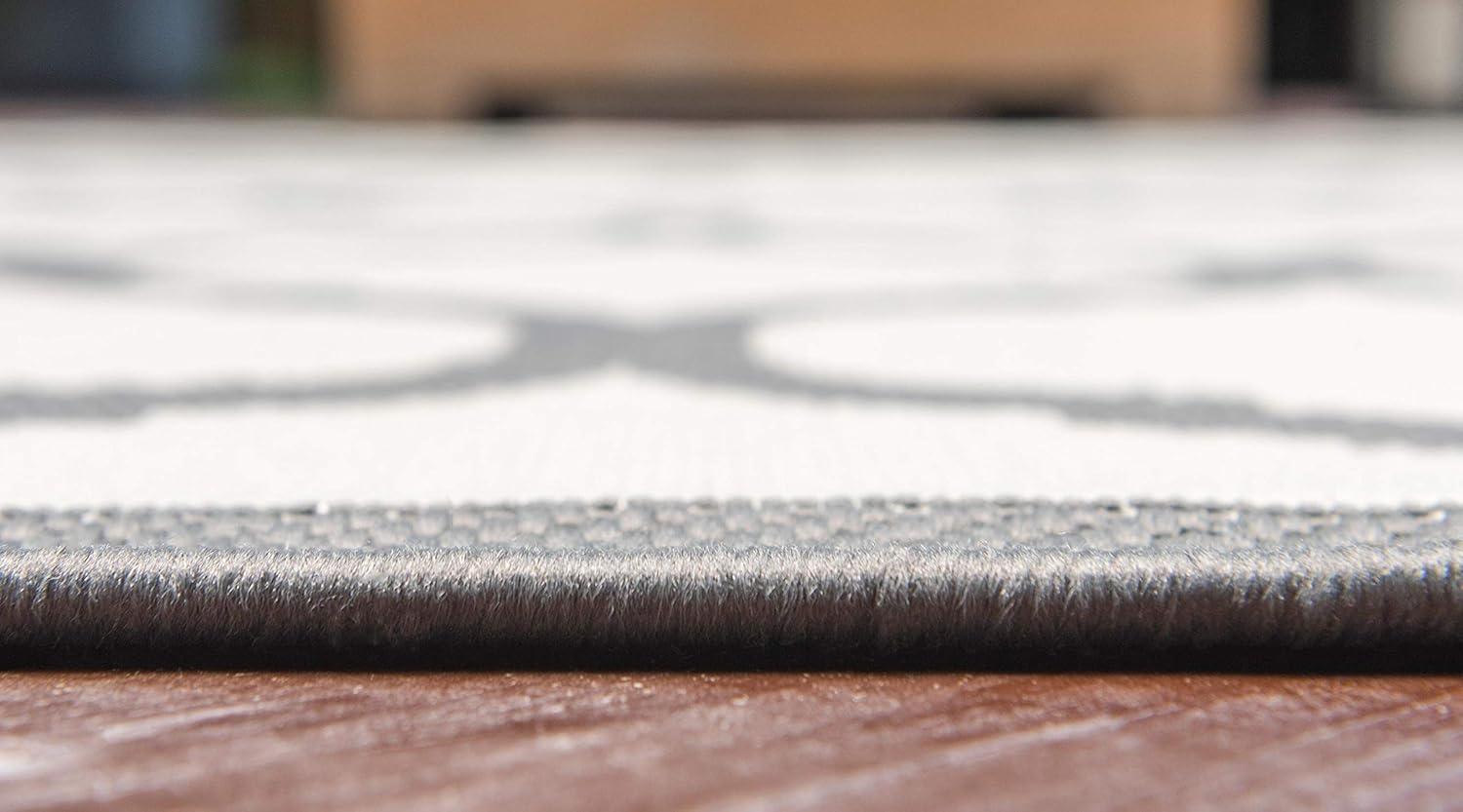 Elegant Gray Lattice Outdoor 3x5 Area Rug - Stain-resistant and Pet-friendly