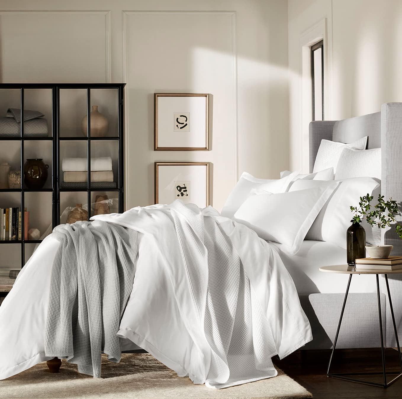BOLL & BRANCH Signature Hemmed Sheet Set - Twin, White - Luxury 100% Organic Cotton - Includes 1 Flat, 1 Fitted, 2 Pillowcases - Buttery Soft