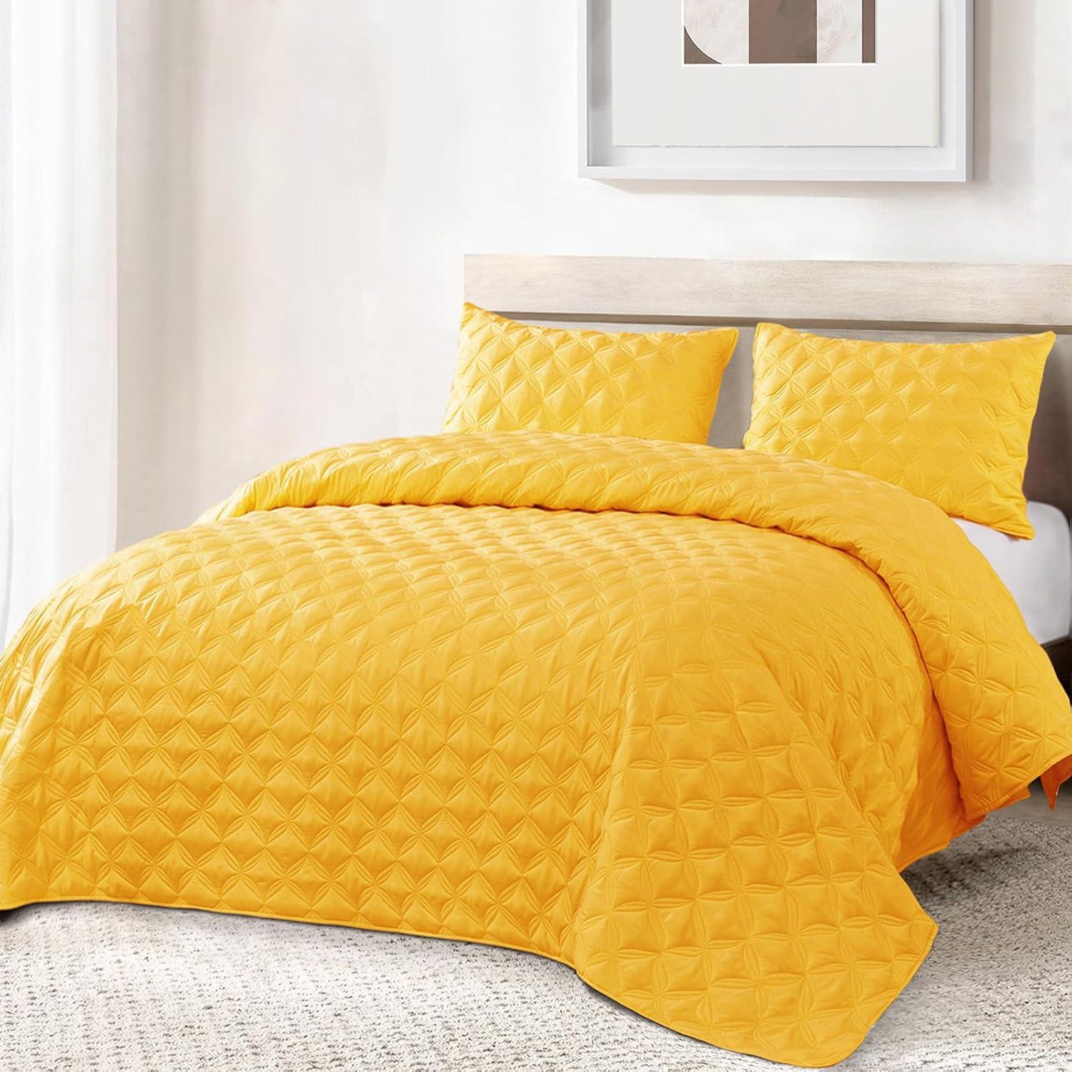 Exclusivo Mezcla Bed Quilt Set Queen Size for All Seasons, Stitched Pattern Quilted Bedspread/ Bedding Set/ Coverlet with 2 Pillow shams, Lightweight and Soft, Yellow