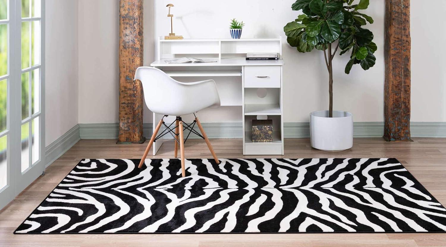 Savannah Safari 3'3" x 5'3" Black and Ivory Synthetic Area Rug