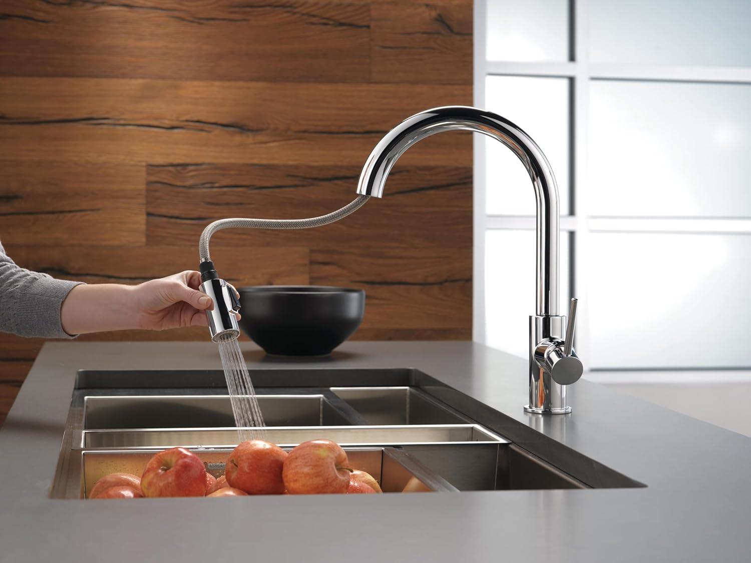 Elegant Arctic Stainless Pull-Down Kitchen Faucet with Magnetic Docking