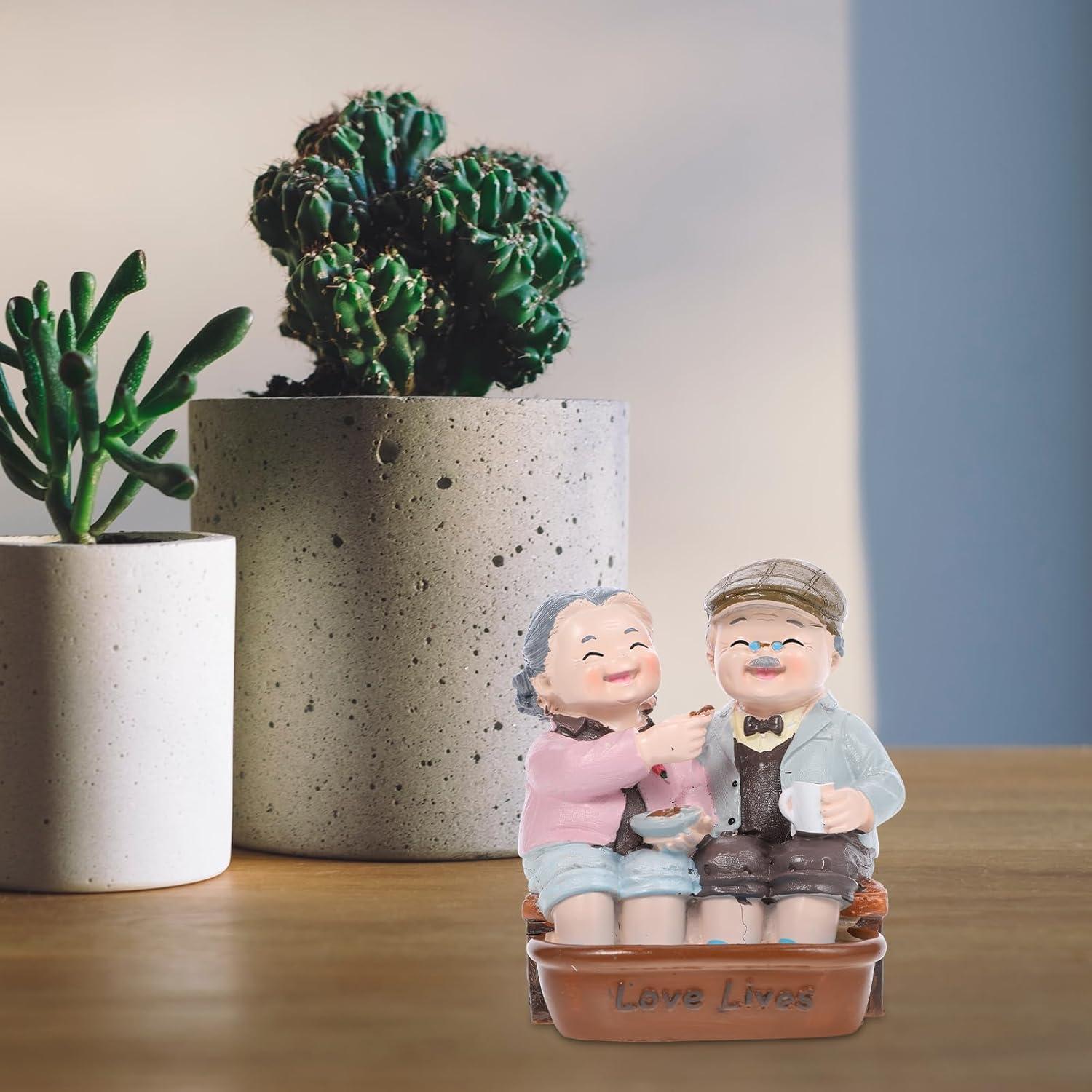 Loving Elderly Couple Figurines Husband and Wife Wedding Car Statue Grandparents Parents Figure Valentines Day Resin Statue Miniature Figurines Grandparents Parents Statue Home Decoration