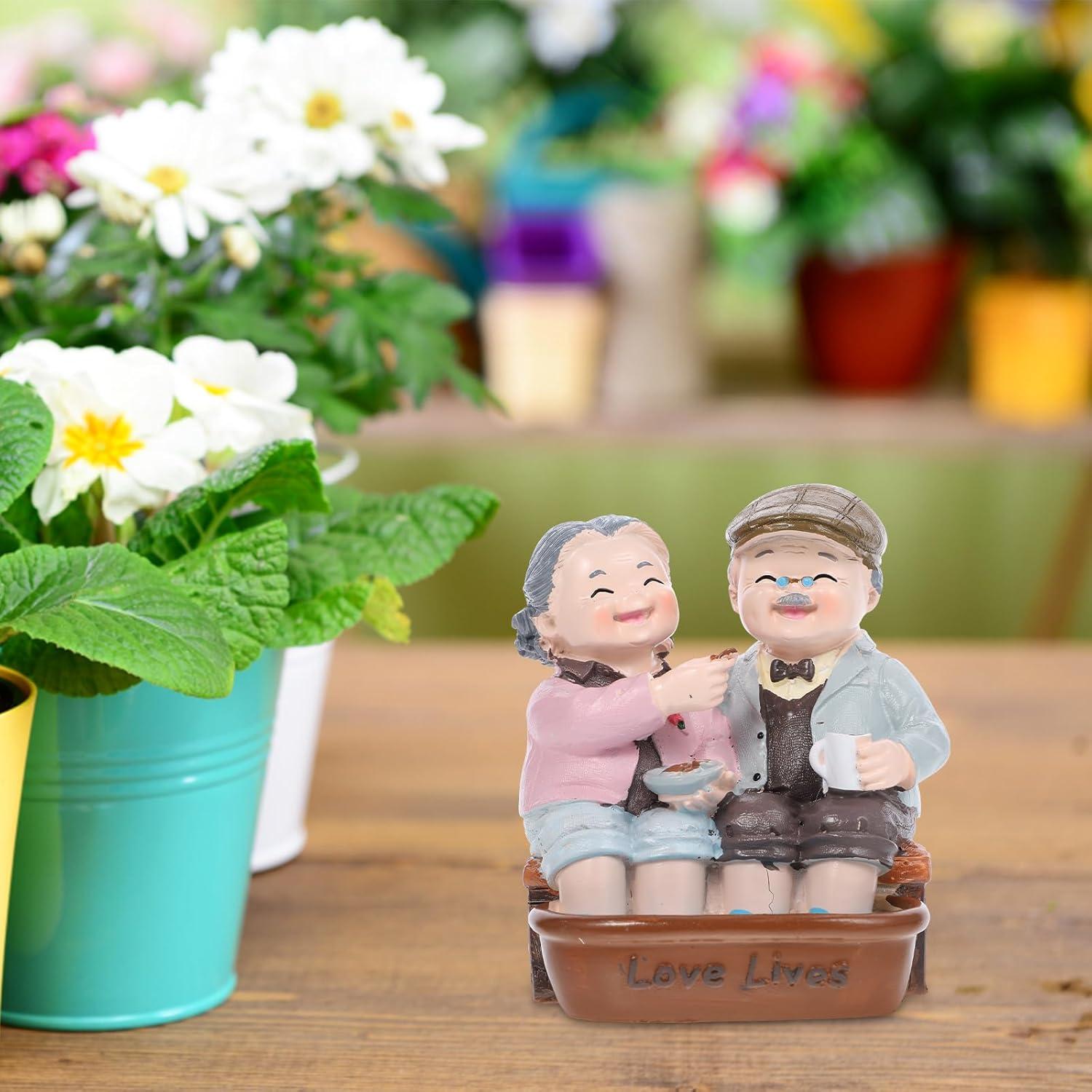 Loving Elderly Couple Figurines Husband and Wife Wedding Car Statue Grandparents Parents Figure Valentines Day Resin Statue Miniature Figurines Grandparents Parents Statue Home Decoration
