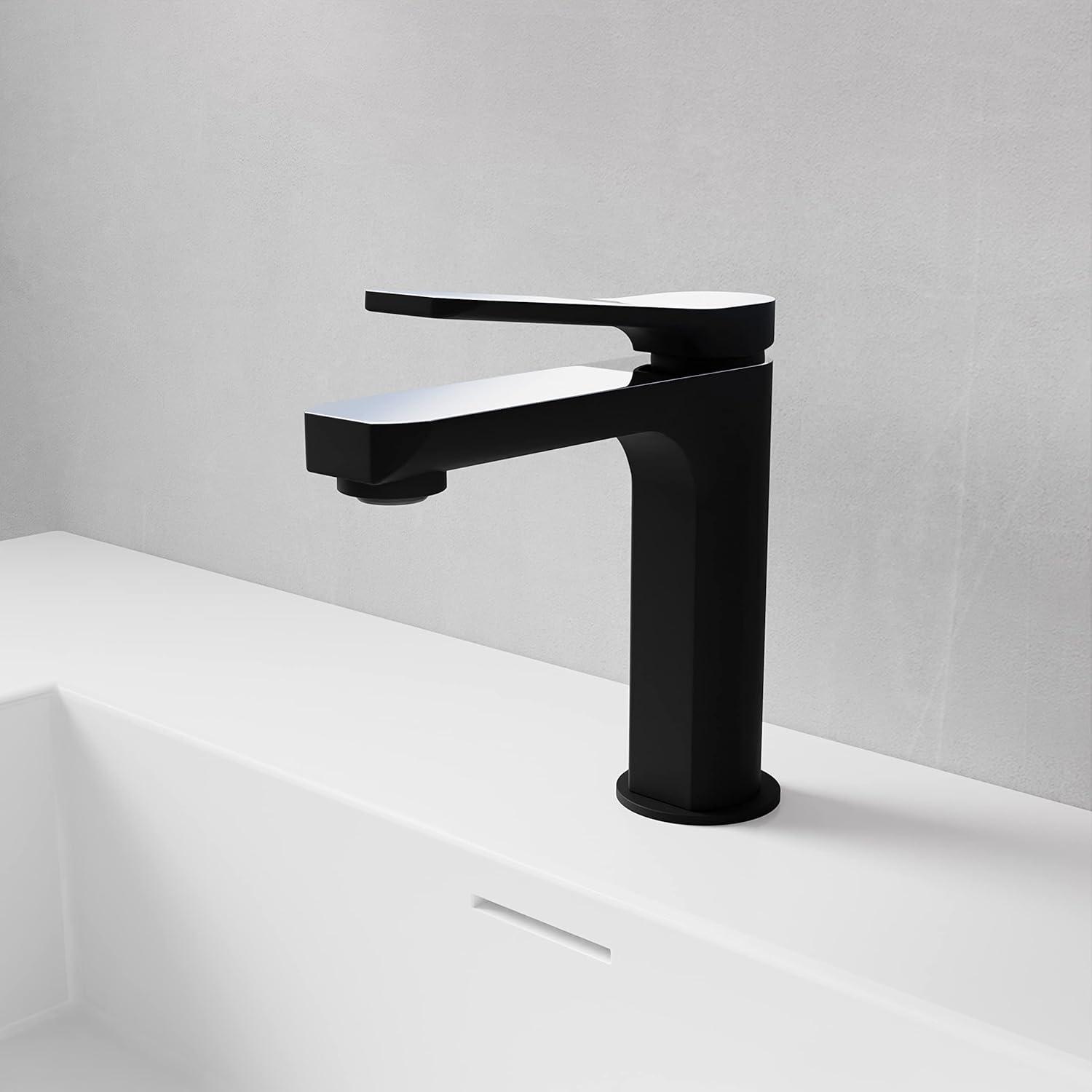 Single-Hole Single-handle Bathroom Faucet with Drain Assembly
