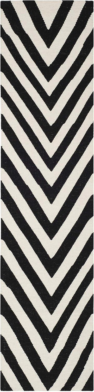 SAFAVIEH Dhurrie Deborah Chevron Zigzag Wool Runner Rug, Black/Ivory, 2'6" x 6'