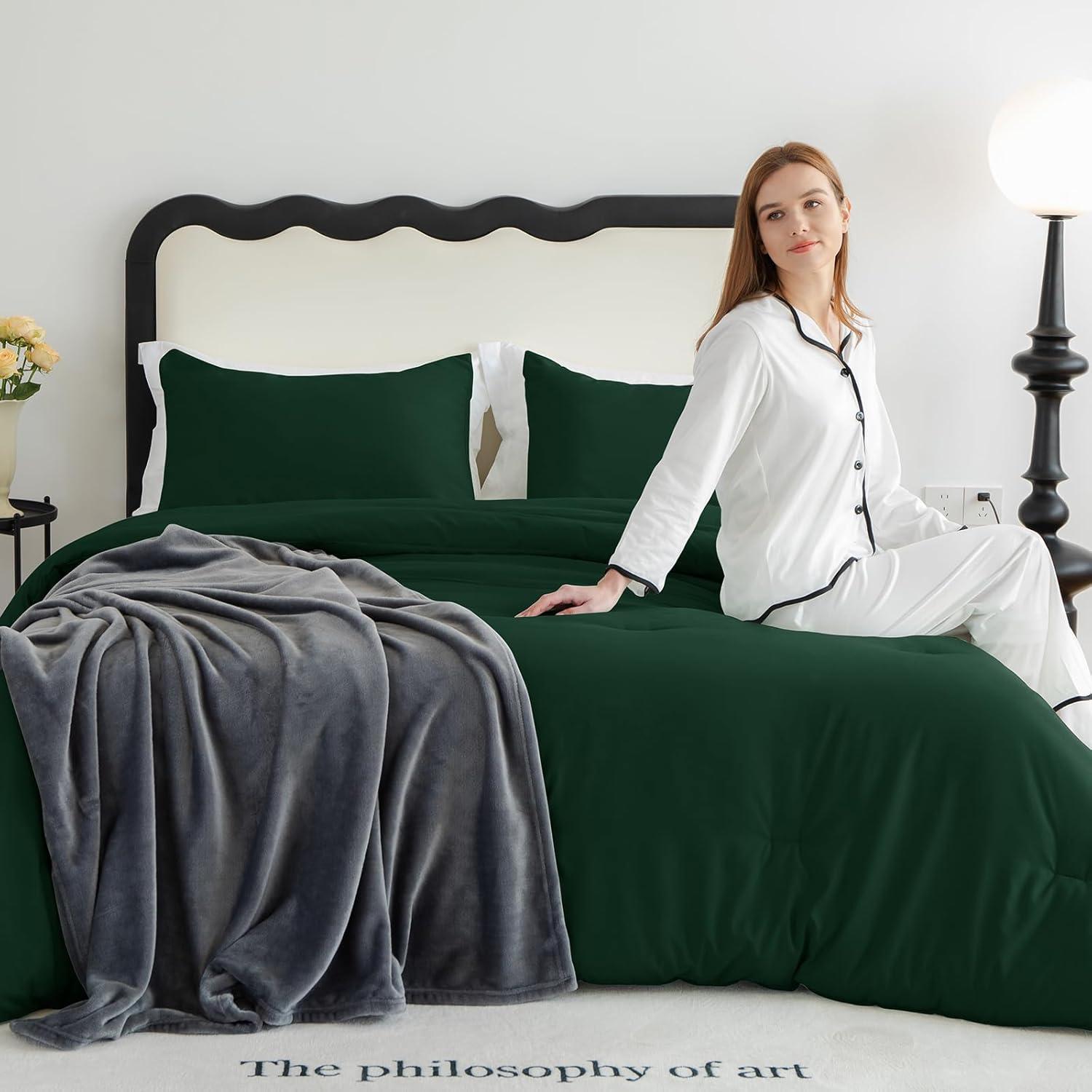CozyLux Dark Emerald Green Queen Comforter Set, 3 Pieces Solid Breathable Quilted Bedding Sets, Luxury Fluffy Soft Bed Set with Down Alternative Comforter for All Season (1 Comforter & 2 Pillowcases)
