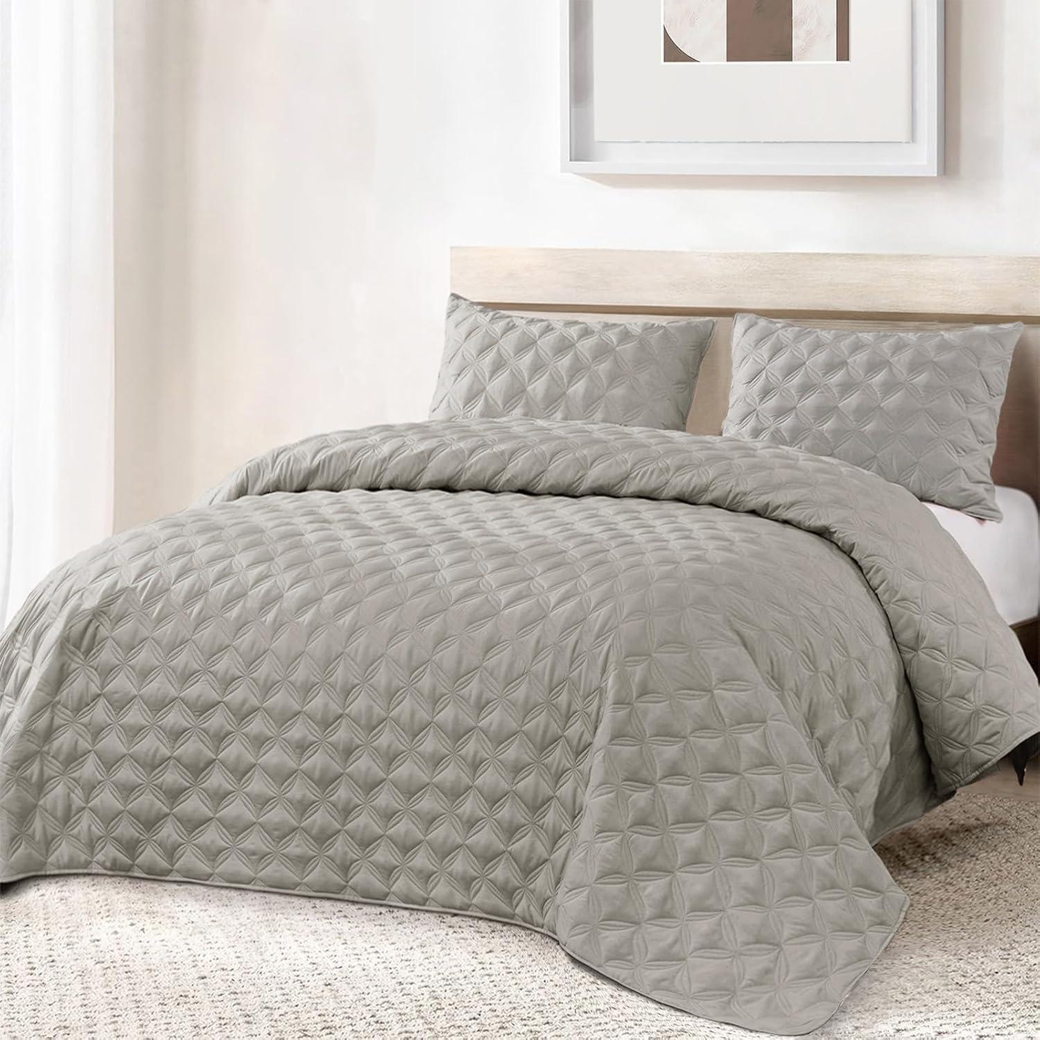 Exclusivo Mezcla Queen Quilt Bedding Set, Lightweight Soft Light Grey Queen Bedspreads Coverlets with Geometric Stitched Pattern