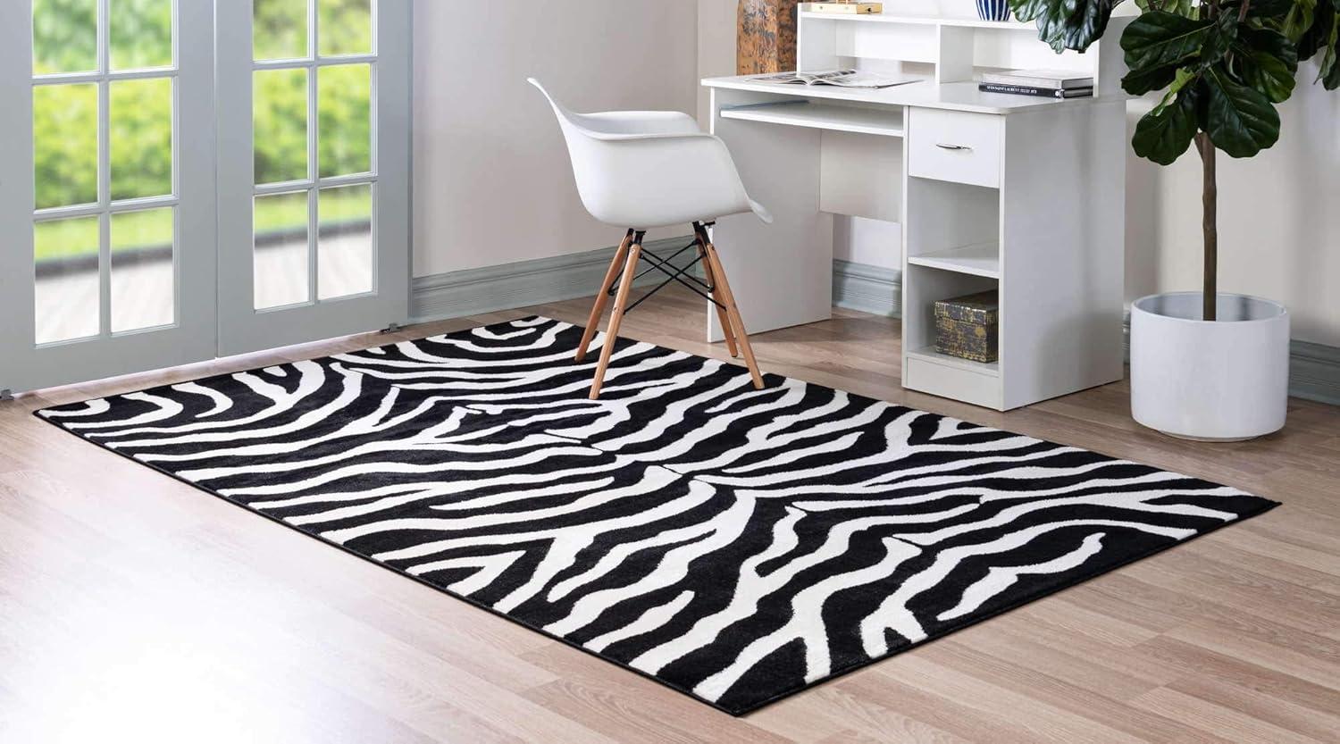 Savannah Safari 3'3" x 5'3" Black and Ivory Synthetic Area Rug