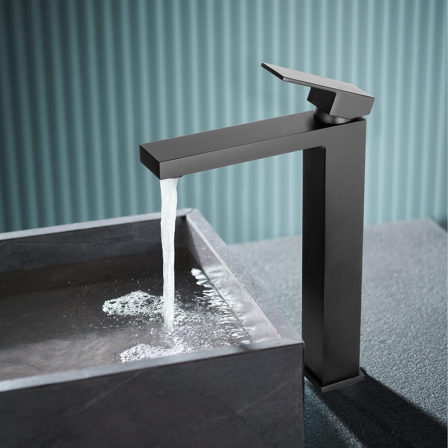 Single-handle Bathroom Faucet with Drain Assembly