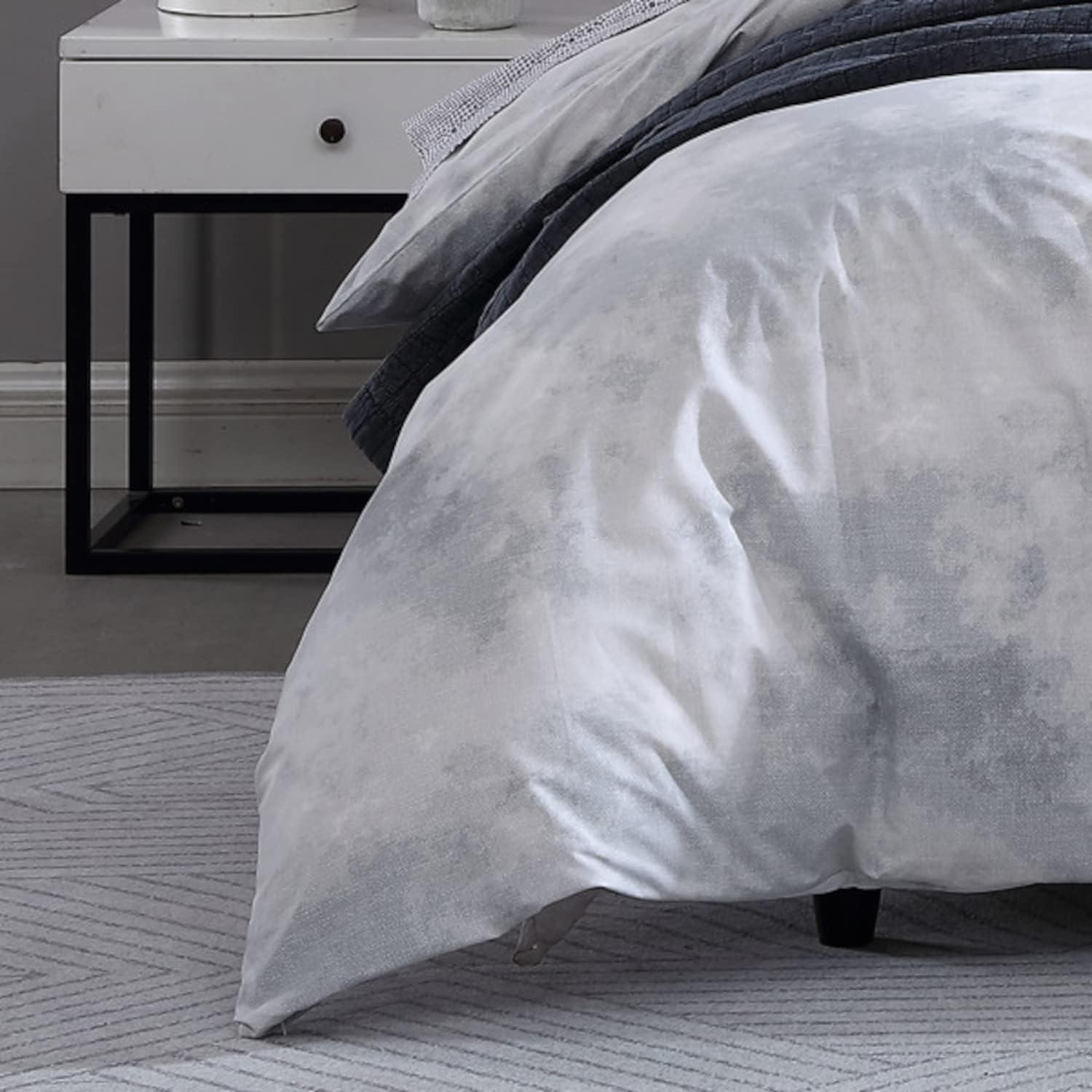 Gray/White Reversible 2 Piece Duvet Cover Set