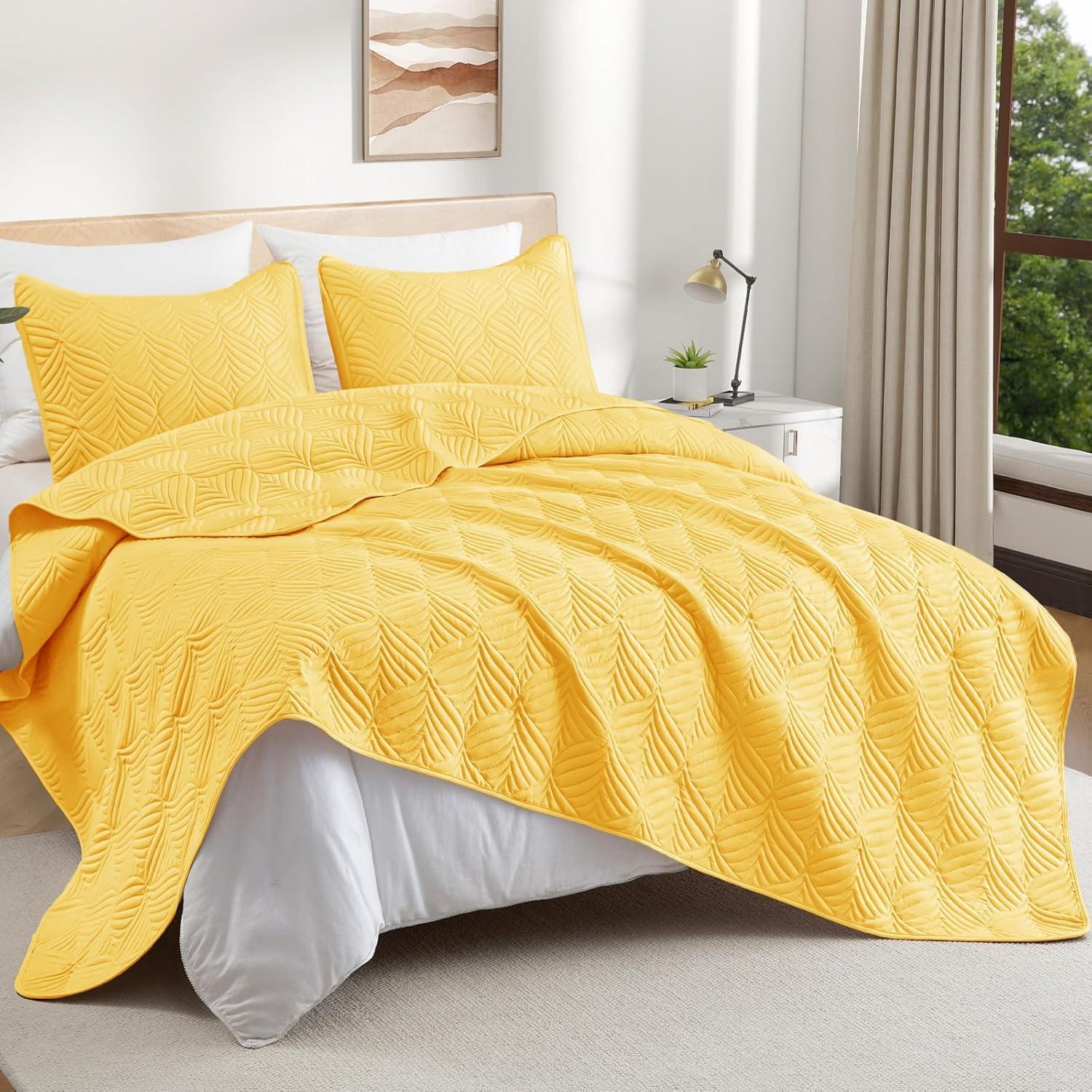 Whale Flotilla Microfiber Queen Size (96x90 inches) Quilt Set Lightweight Ultrasonic Quilted Bedspreads Coverlets Set with Classic Pattern, Yellow, 3 Piece (1 Quilt, 2 Pillow Shams)