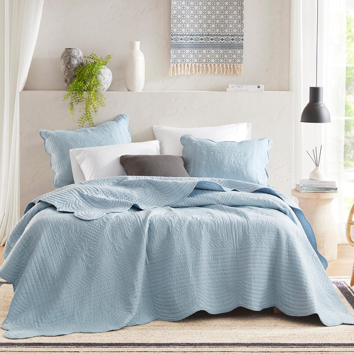 Tuscany Scalloped Edge Quilt Set