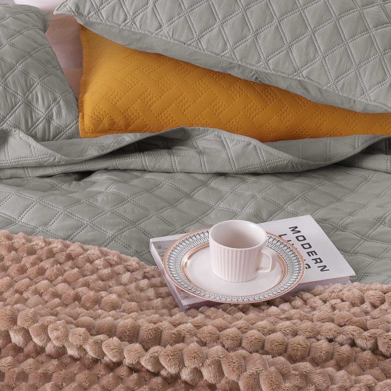 Exclusivo Mezcla Queen Quilt Bedding Set, Lightweight Soft Light Grey Queen Bedspreads Coverlets with Geometric Stitched Pattern