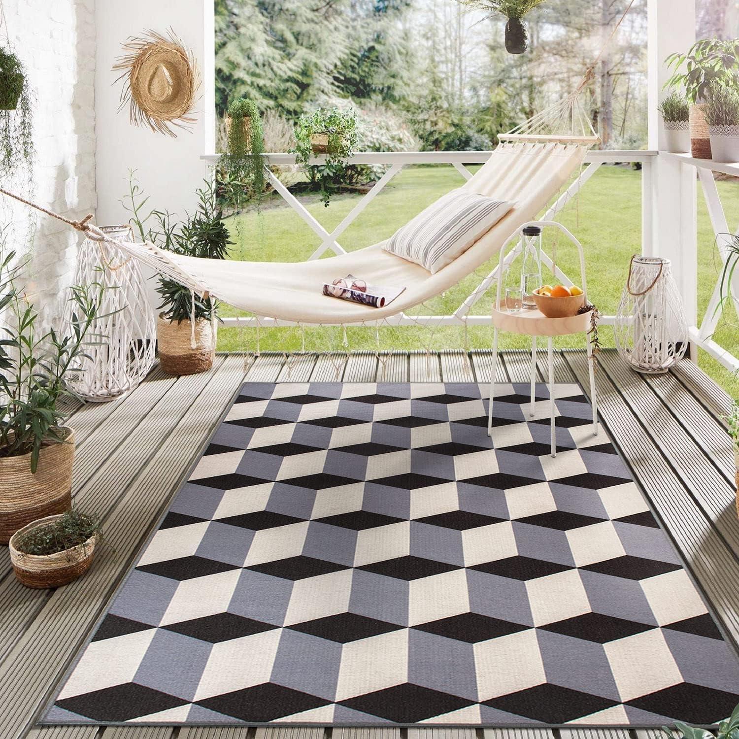 Gray Geometric Flatwoven Reversible Indoor/Outdoor Area Rug 8' x 10'