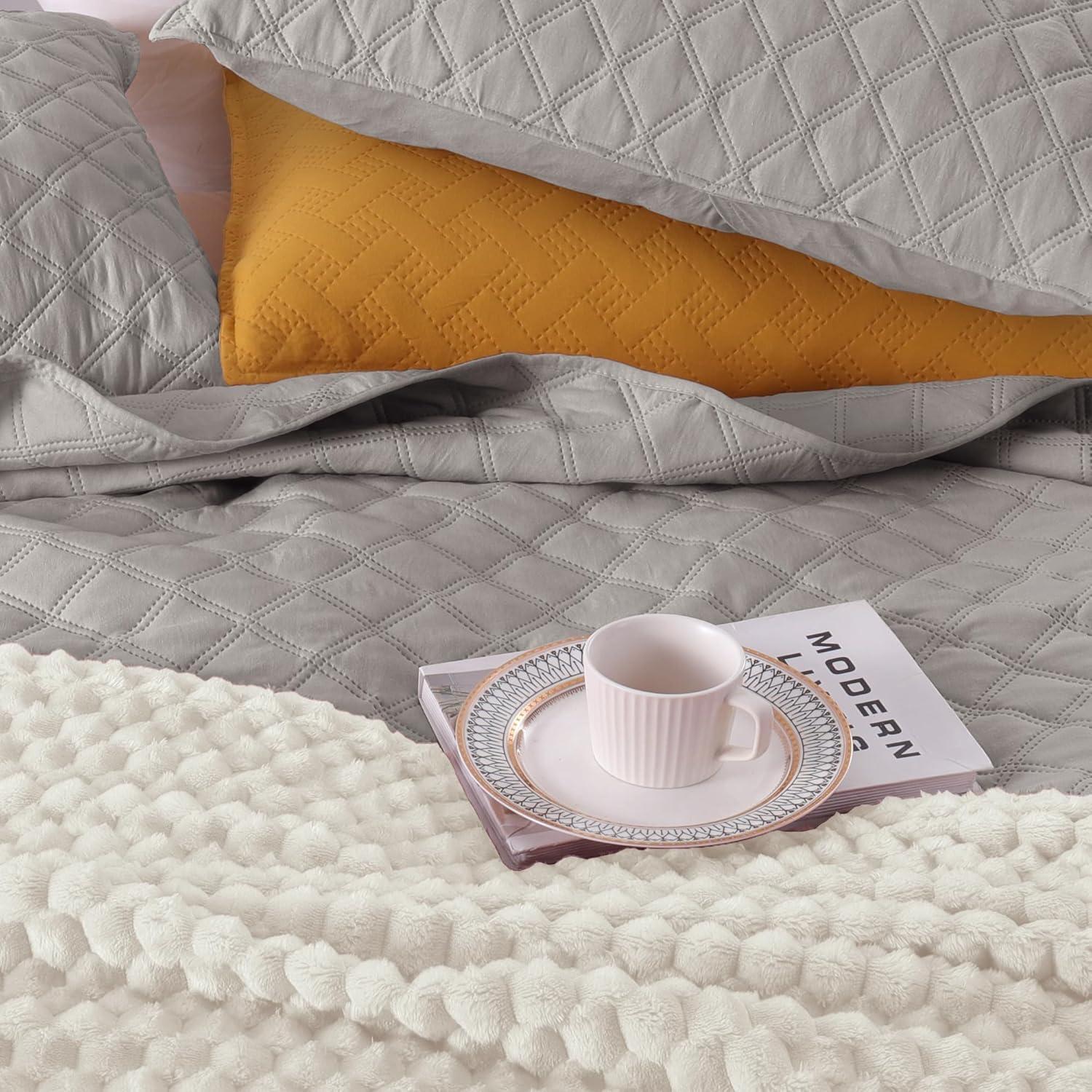 Exclusivo Mezcla Queen Quilt Bedding Set, Lightweight Soft Light Grey Queen Bedspreads Coverlets with Geometric Stitched Pattern