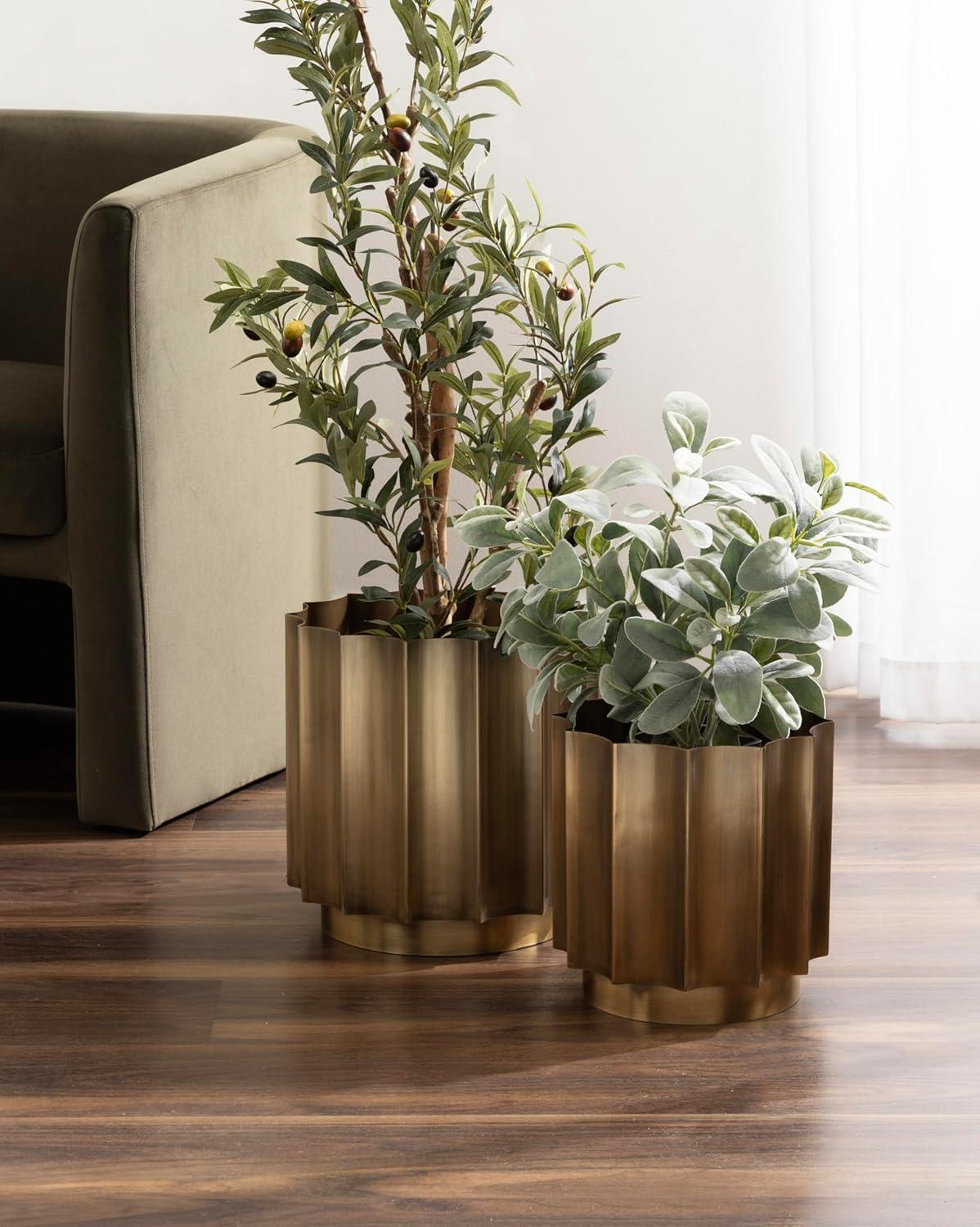 Kate and Laurel Scalone Vintage Two-Piece Metal Indoor Planter Set, Set of 2, Antique Brass, Metal Planters for Indoor Plants with Scalloped Base for Sunroom Plant Decor