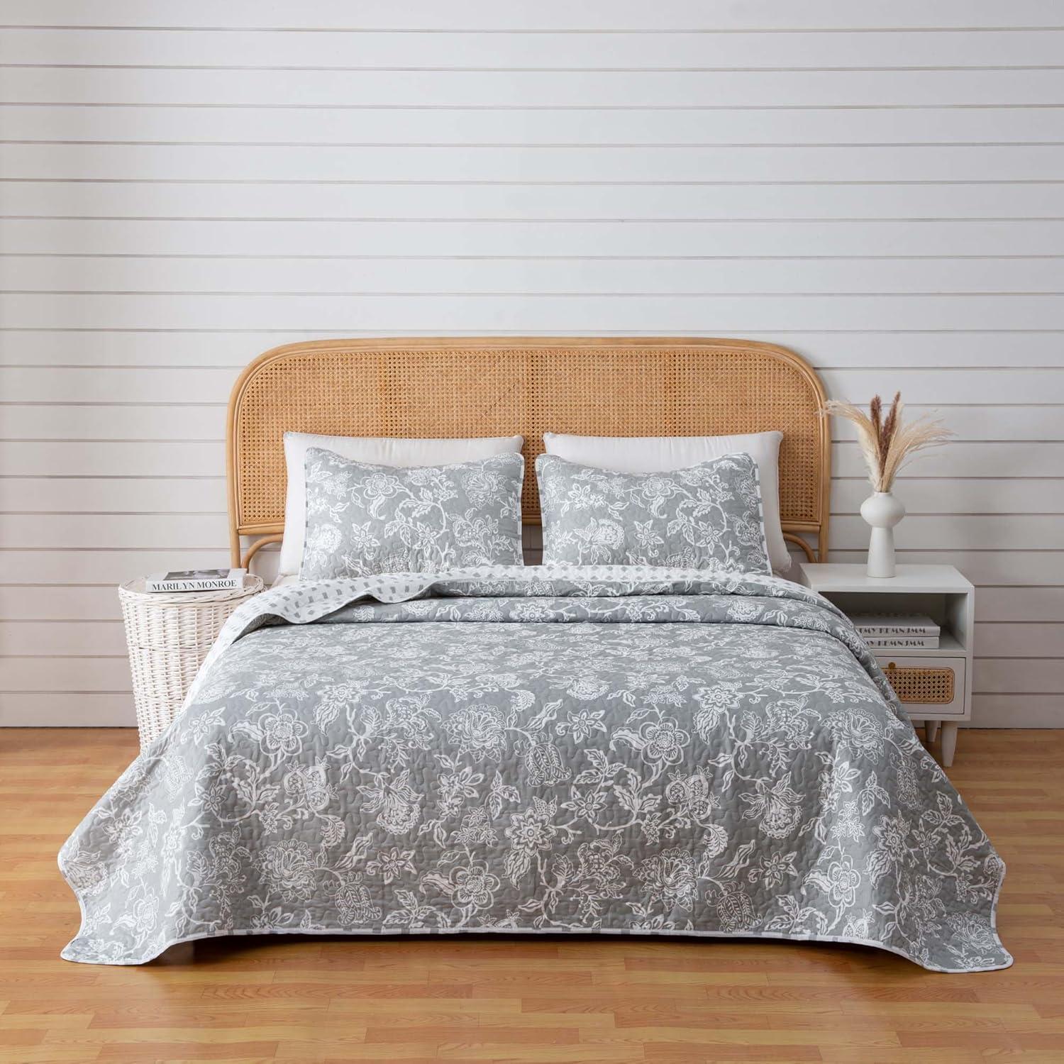 Dainty Floral Reversible Quilt Set with Shams