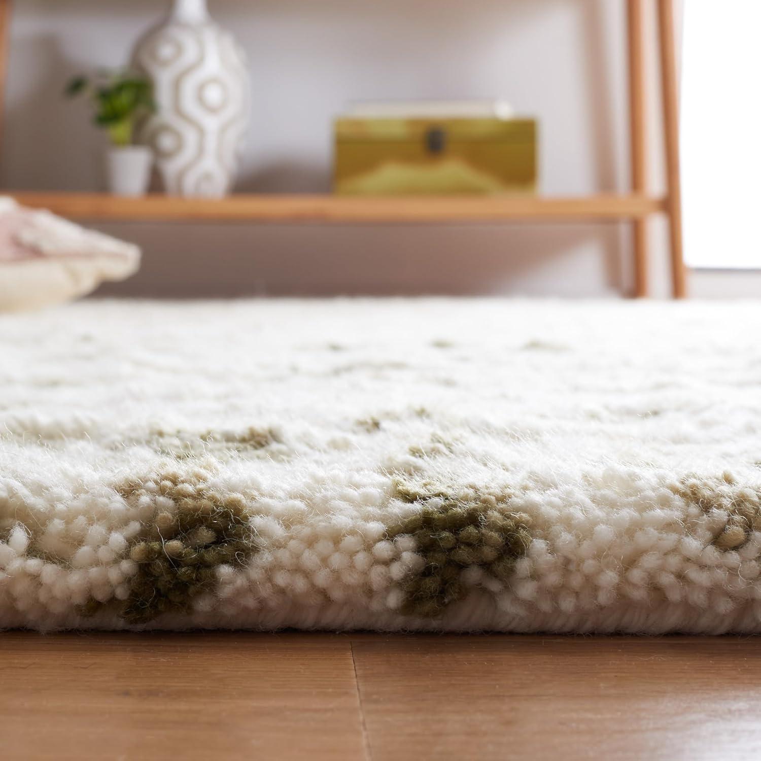 Safavieh Handmade Casablanca Shag Santina Tribal Wool Rug Ivory/Green 4' x 6' 4' x 6' Indoor Living Room, Bedroom Green