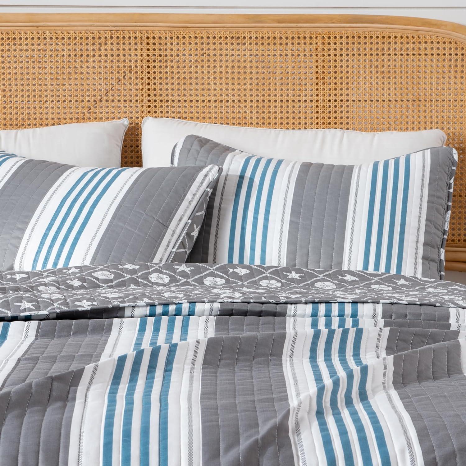 Great Bay Home Coastal Beach Reversible Reversible Quilt Set With Shams  (Twin, Multi)