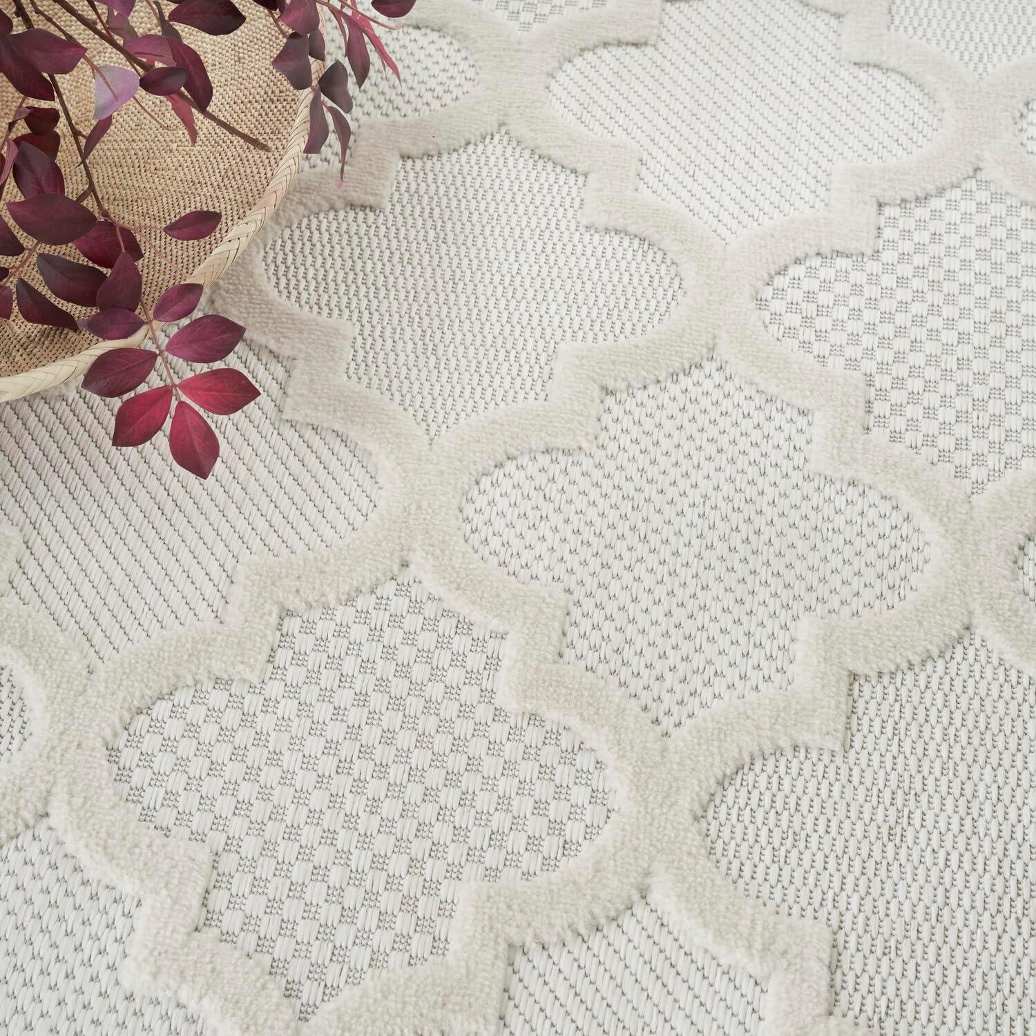 Ivory and White Trellis Synthetic Flat Woven 6' x 9' Rug