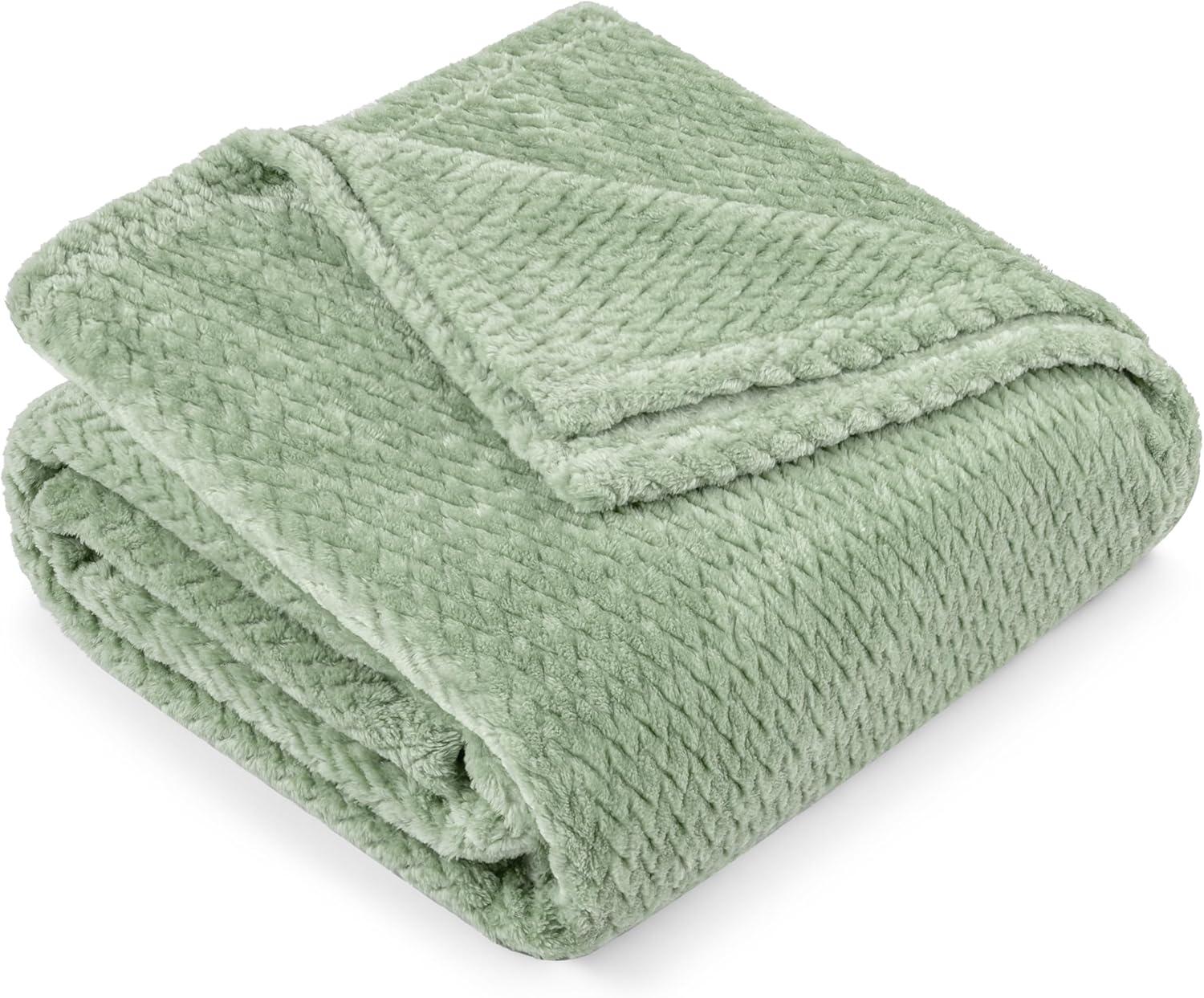 PAVILIA Lightweight Fleece Throw Blanket for Couch, Soft Warm Flannel Blankets for Bed