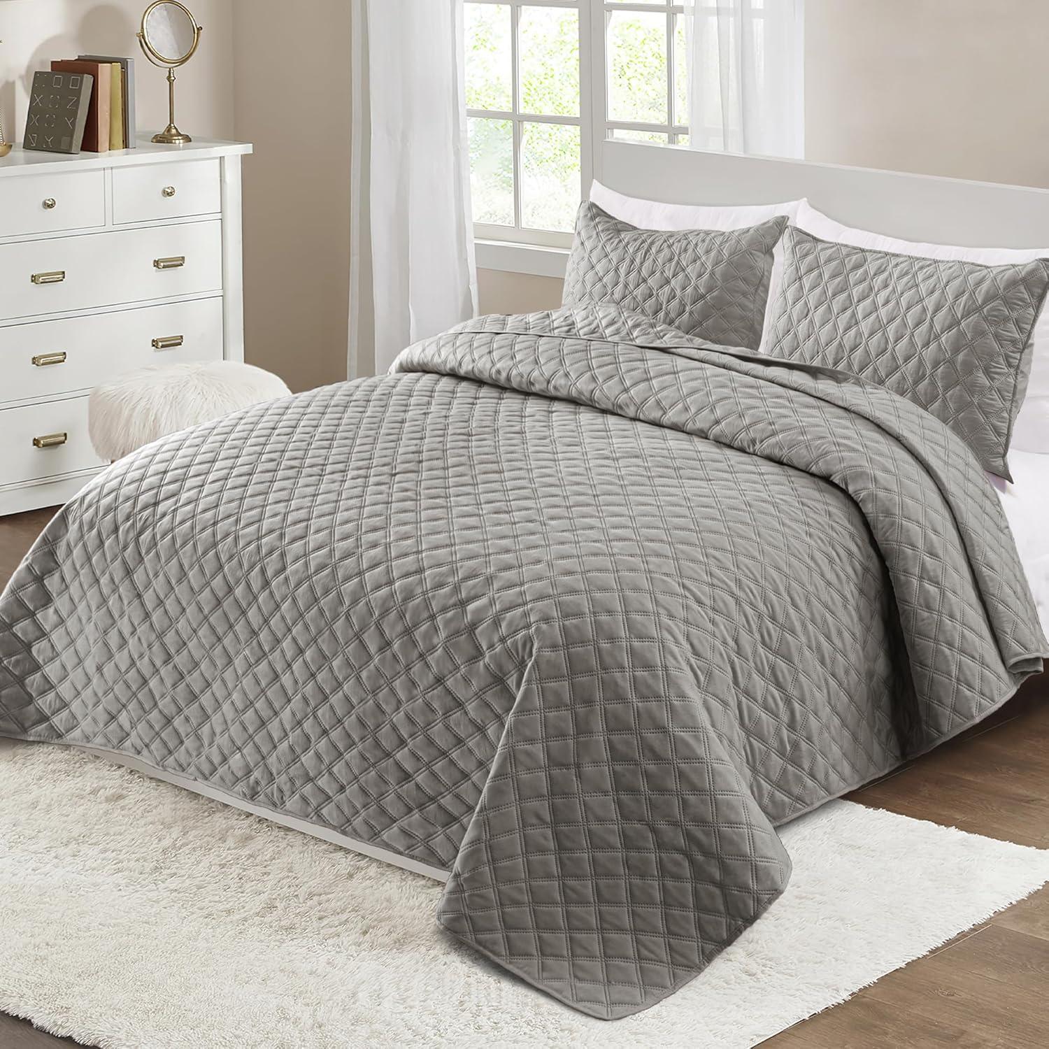 Exclusivo Mezcla Queen Quilt Bedding Set, Lightweight Soft Light Grey Queen Bedspreads Coverlets with Geometric Stitched Pattern
