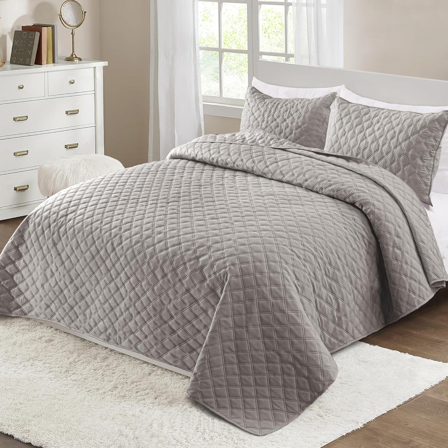 Exclusivo Mezcla Queen Quilt Bedding Set, Lightweight Soft Light Grey Queen Bedspreads Coverlets with Geometric Stitched Pattern