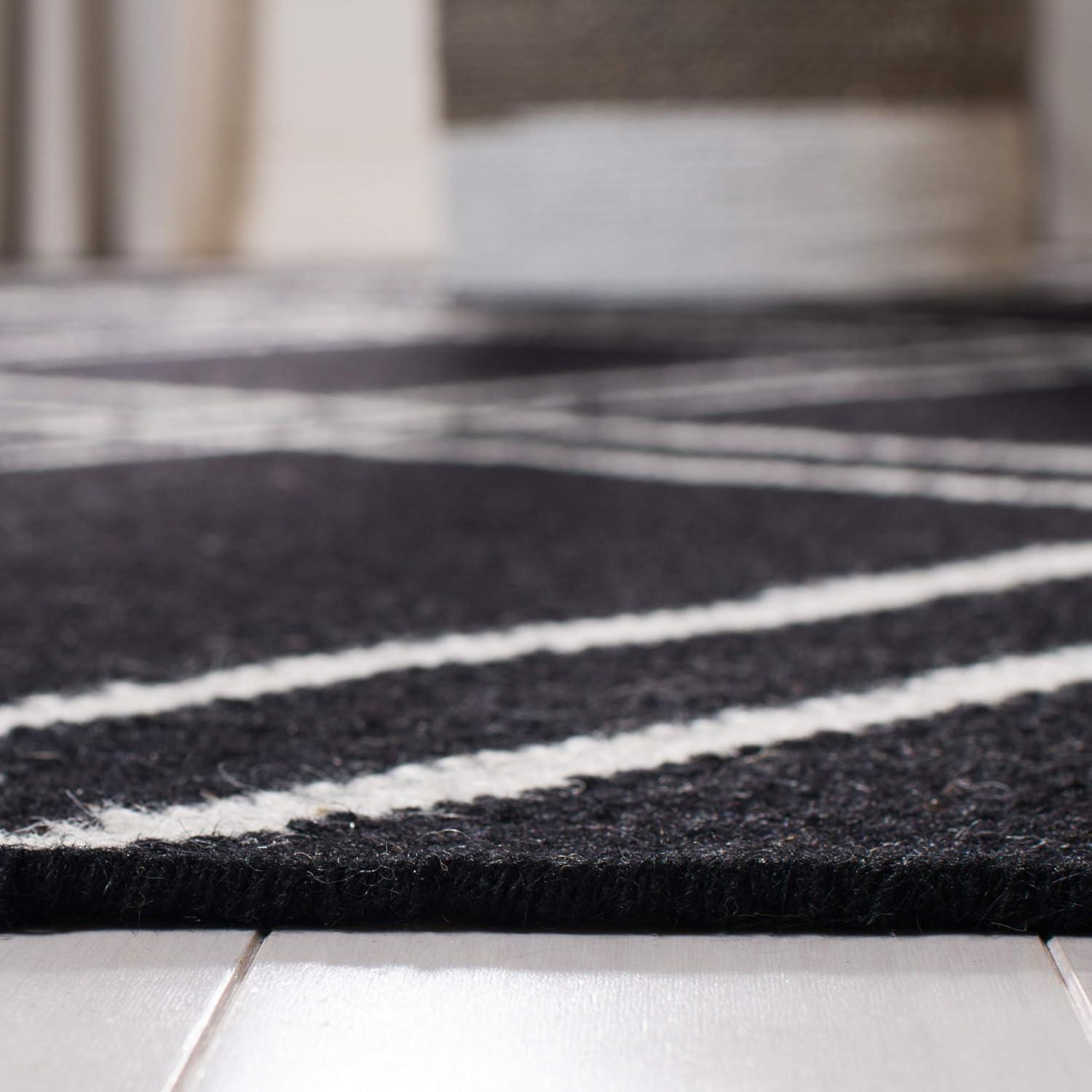 Dhurries DHU638 Hand Woven Accent Rug - Black/Ivory - 2'6"x4' - Safavieh.