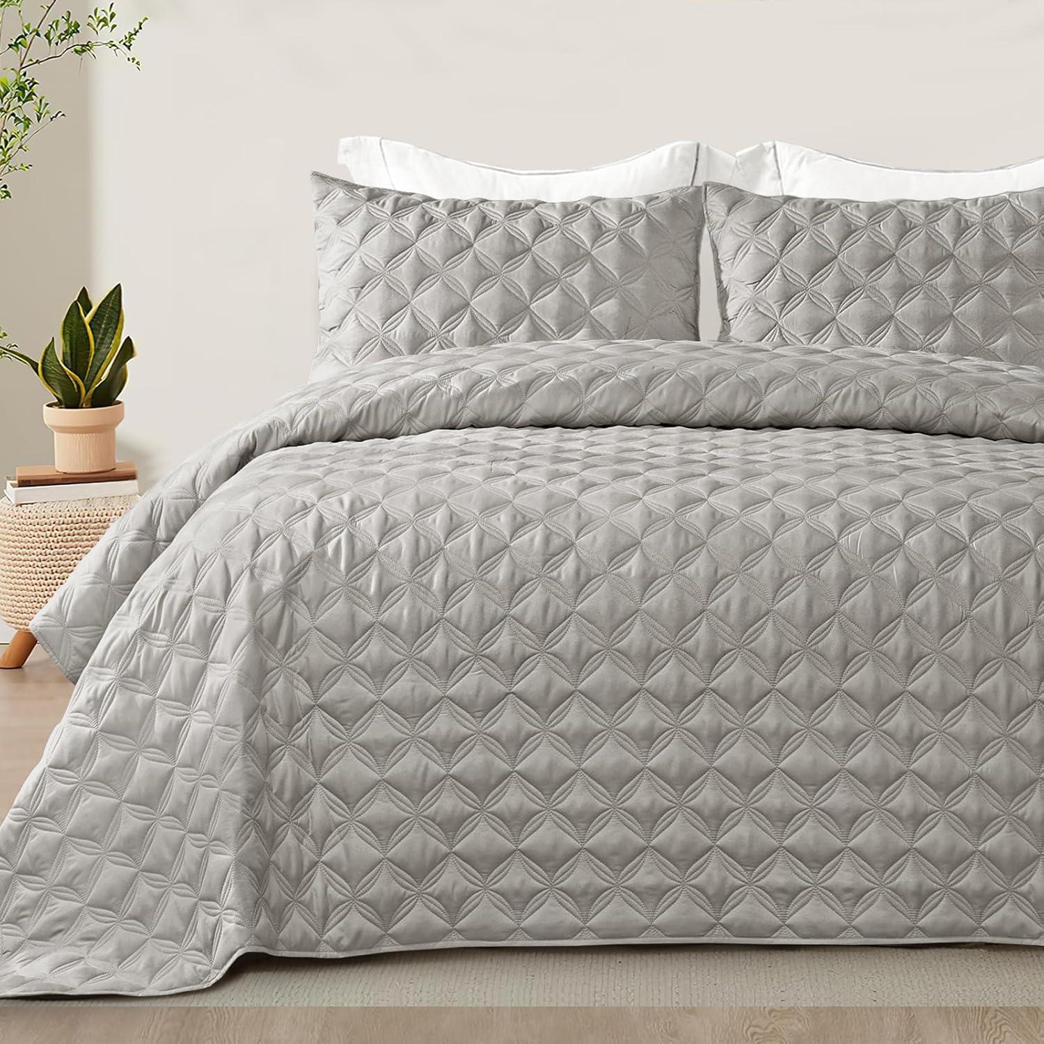 Exclusivo Mezcla Queen Quilt Bedding Set, Lightweight Soft Light Grey Queen Bedspreads Coverlets with Geometric Stitched Pattern