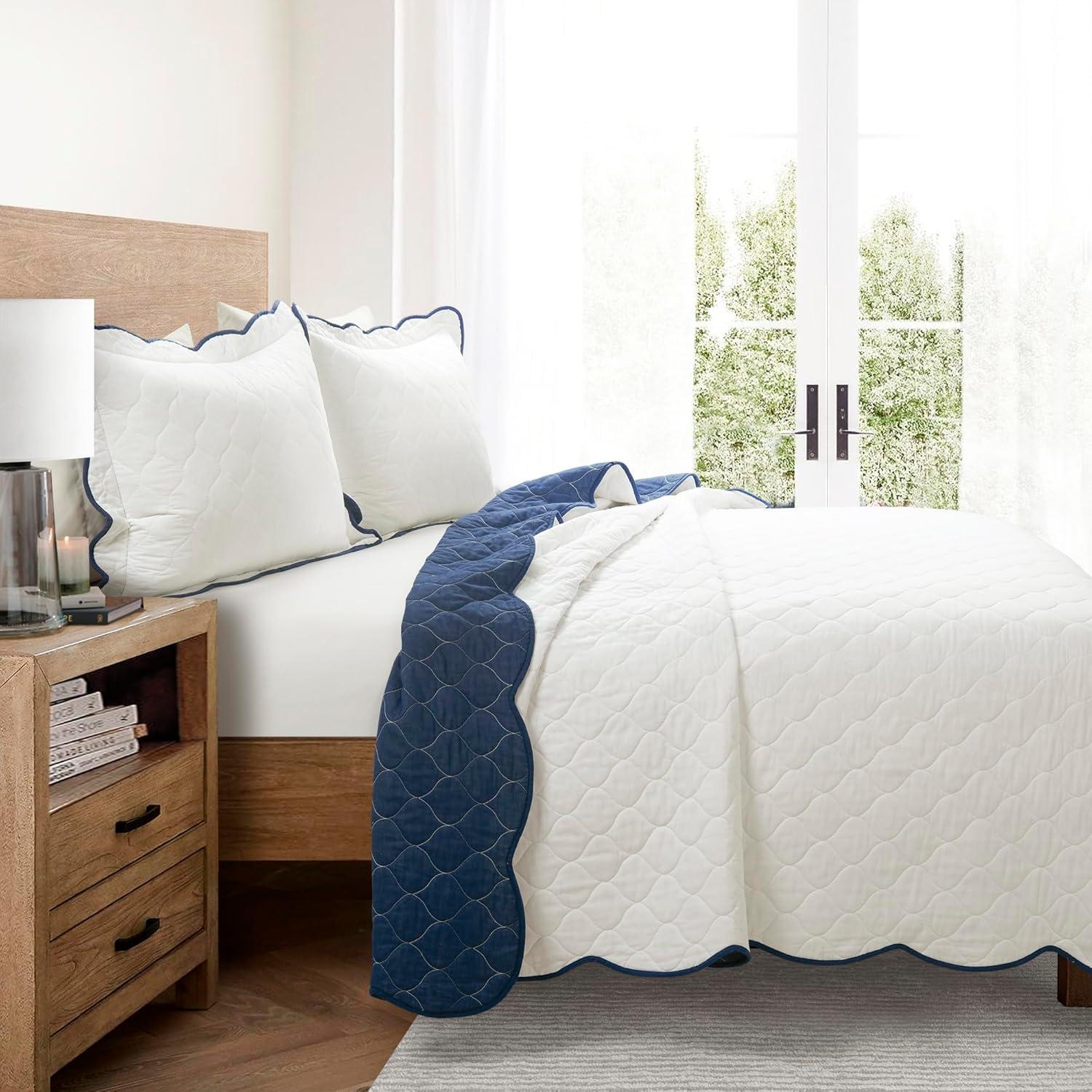 Coastal Chic Scallop Edge Reversible Quilt Navy/White 3Pc Set Full/Queen