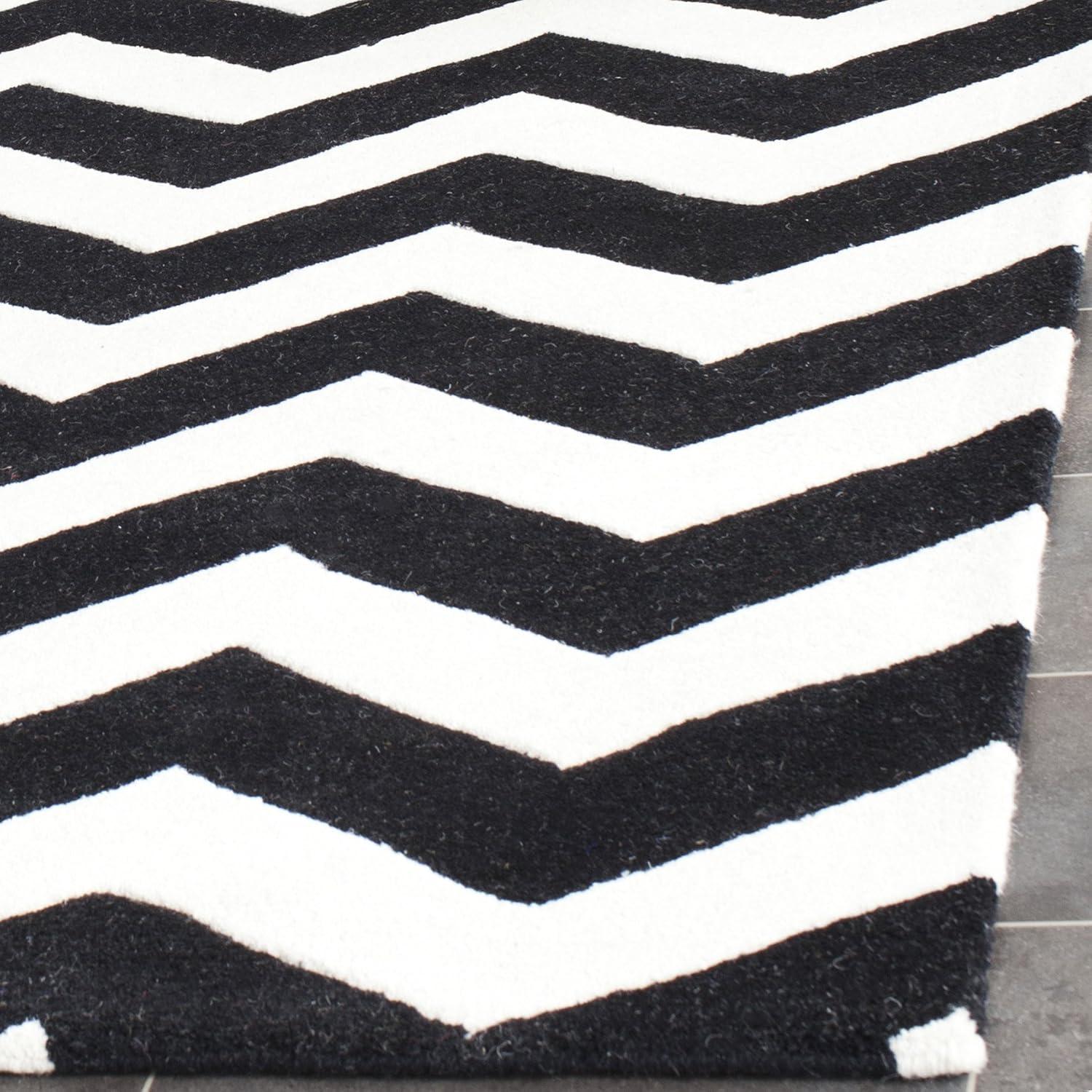 SAFAVIEH Chatham Jake Zigzag Stripes Wool Area Rug, Ivory/Black, 4' x 6'