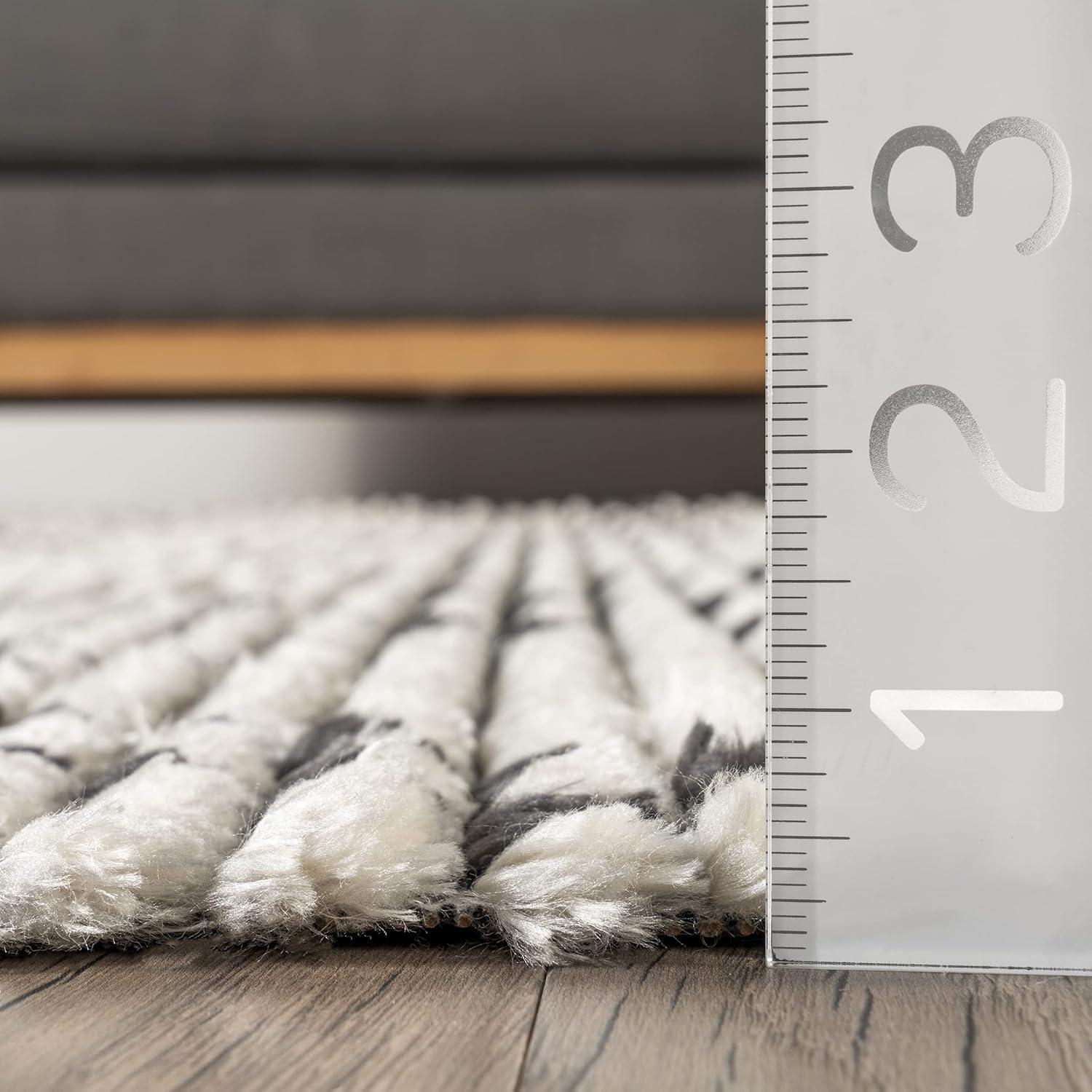 nuLOOM Jaycee Abstract Soft Shaggy Textured Fringe Area Rug, 5' 3" x 7' 6", Beige