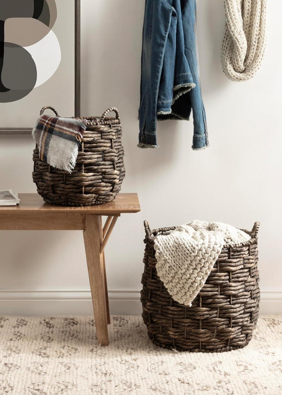 Kate and Laurel Livia Moderno Juego de Cestas Tejidas de Dos Piezas, 16 x 16 y 13 x 13, Jacinto de Agua Natural, Cestas de Mimbre Natural Transicionales para Usar Como Maceteros Tejidos O Cestas Tipo Manta para Sala de Estar