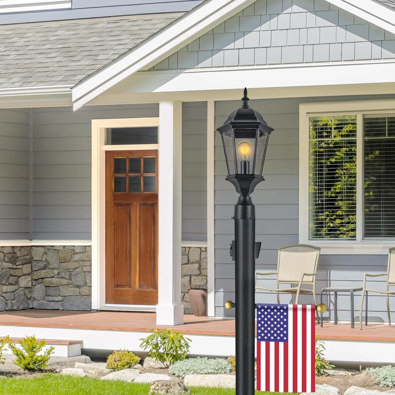 Design House,589812 Poste de Lámpara Tradicional para Exteriores con Brazo Cruzado de Plástico, Instalación de Enterramiento Directo, Toma de Corriente Incorporada y Sensor Fotocular Del Anochecer Al Amanecer en Negro