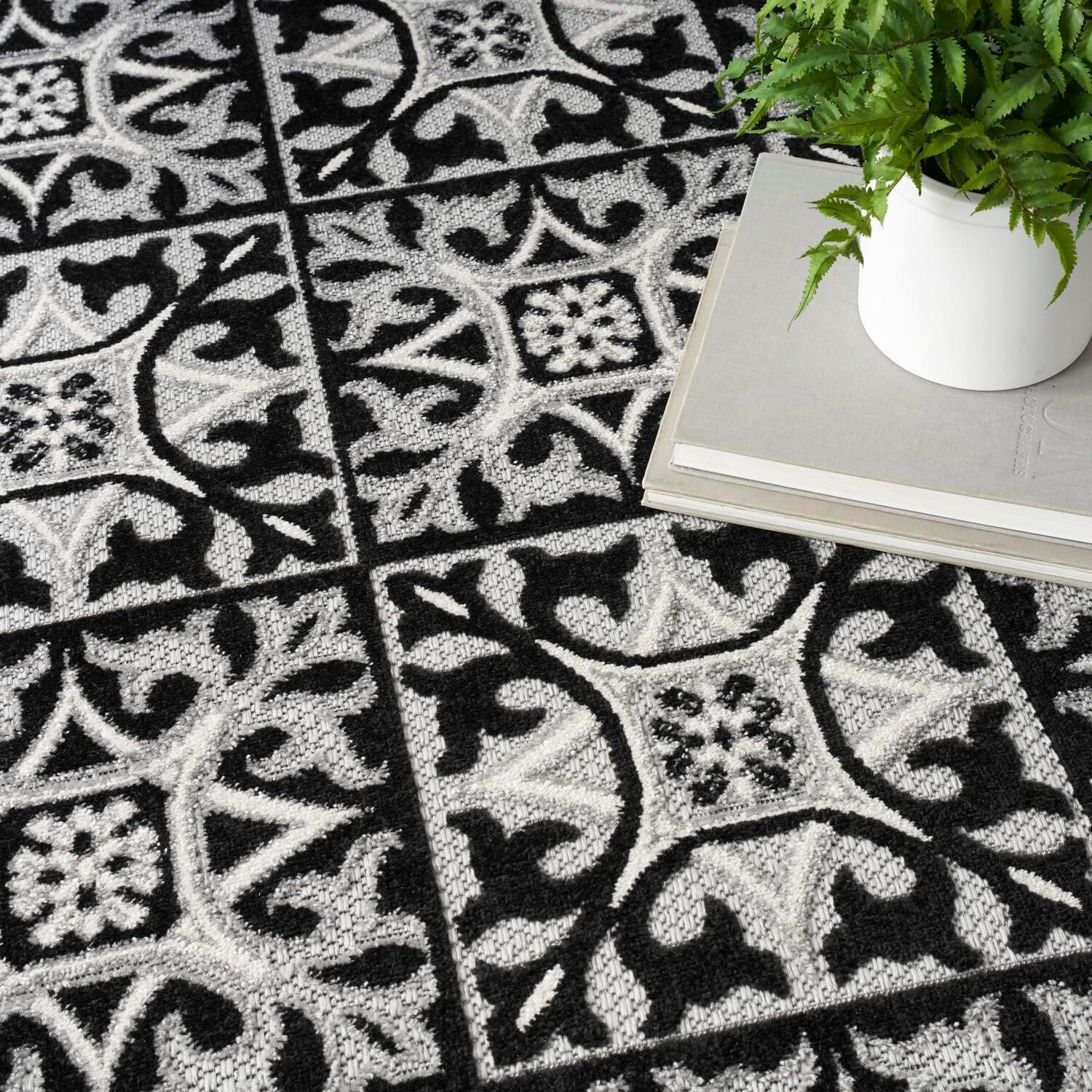 Black and White Geometric Synthetic 4' x 6' Washable Rug