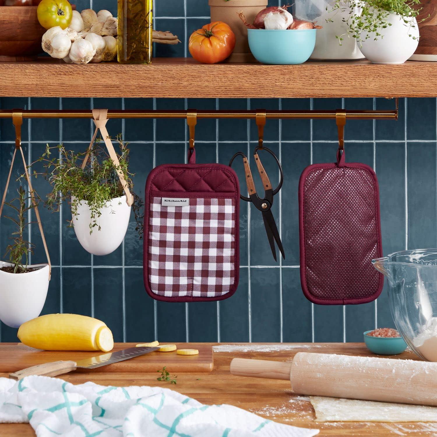 Gingham Pot Holder 2-Pack Set - Heat Resistant Cotton Potholders in Beet Color - 7x10 - Checkered Print Pattern - Secure Grip and Comfortable Insulation - Machine Washable -|Gingham Pot Holder Set of