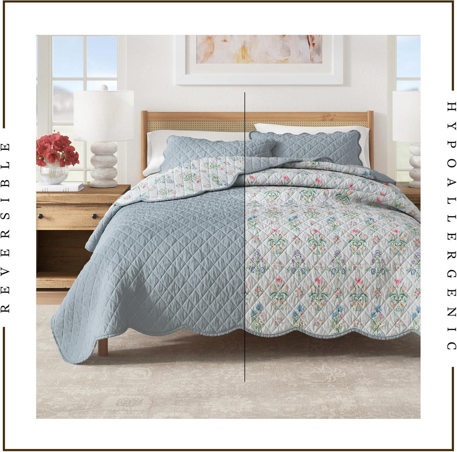 Reversible Printed Floral Scalloped Quilt and Sham Set - Great Bay Home (King / California King, Thriving Flowers)