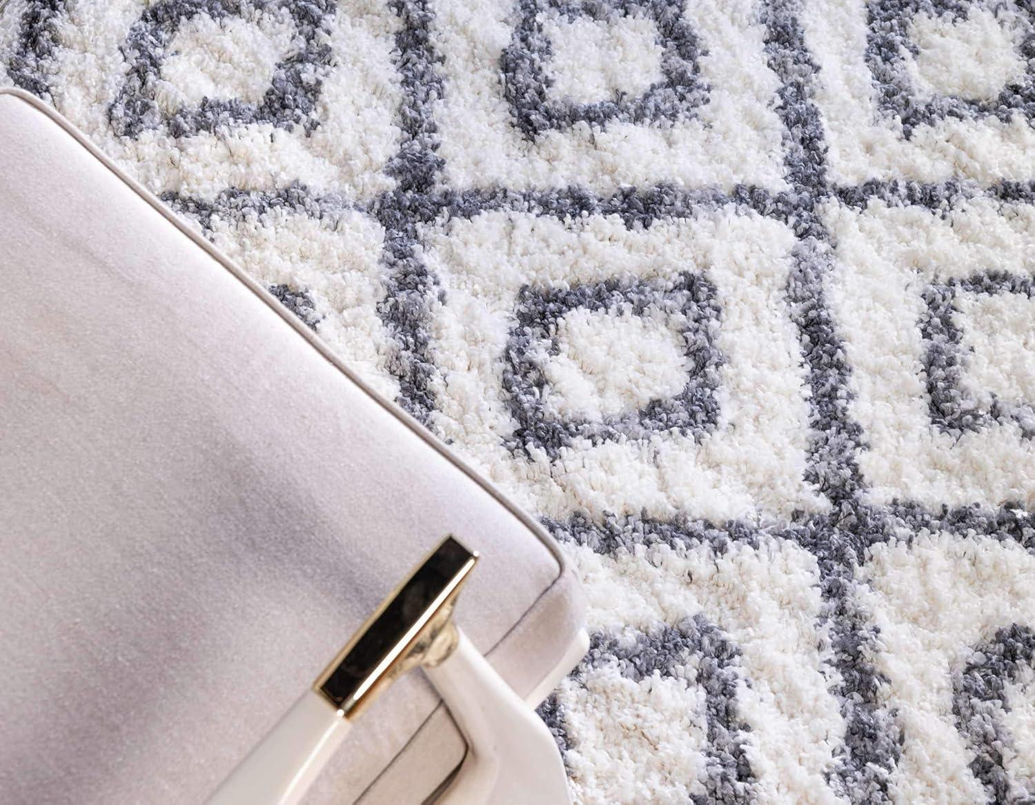 Unique Loom Hygge Shag Collection Area Rug - Diamond (5' 1" x 8' Rectangle, Ivory/ Gray)