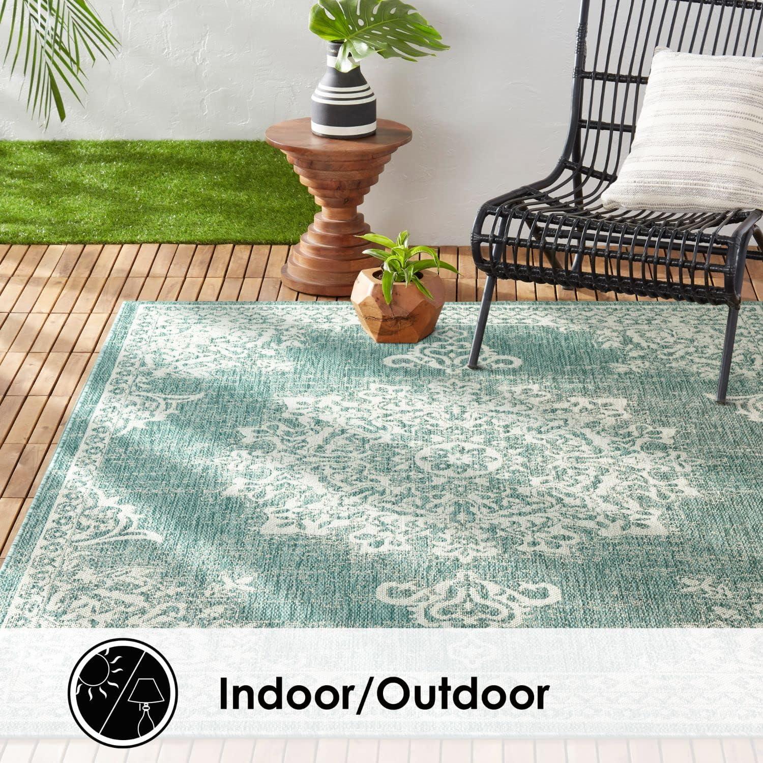 Nicole Miller New York Patio Country Azalea Medallion Indoor/Outdoor Area Rug, Blue/White