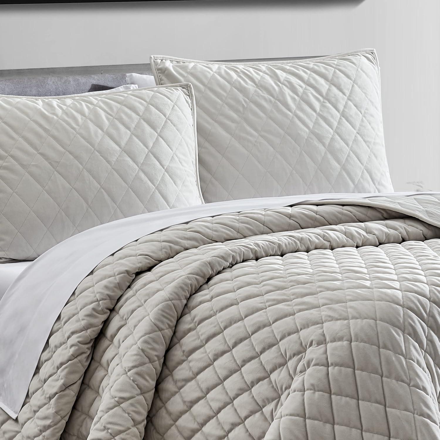 Vera Wang Vera Wang Diamond Velvet Quilt Set