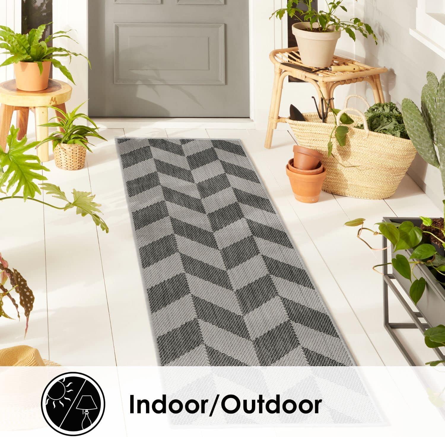 Nicole Miller New York Patio Sofia Holly Transitional Geometric Indoor/Outdoor Area Rug