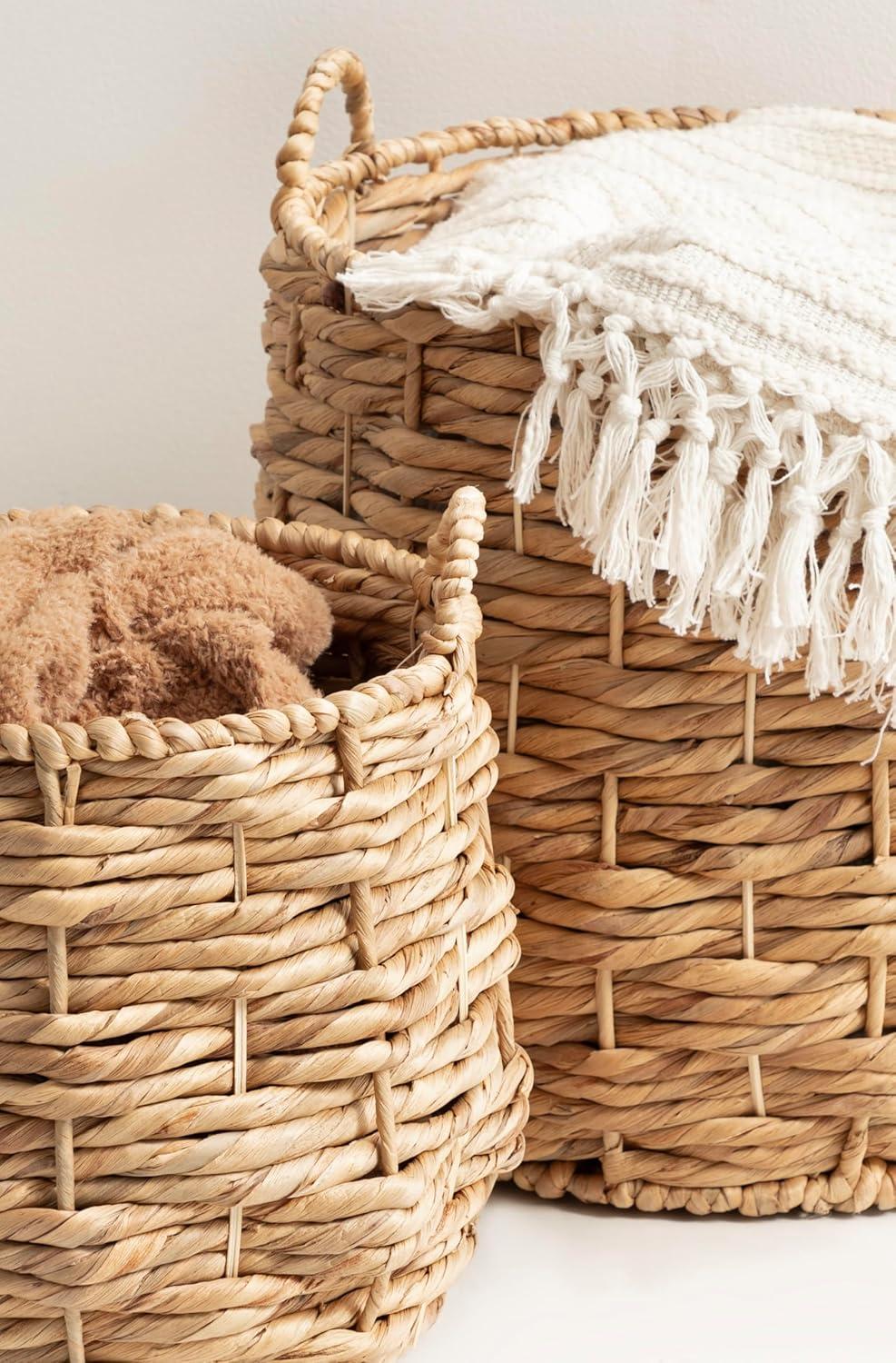 Kate and Laurel Livia Moderno Juego de Cestas Tejidas de Dos Piezas, 16 x 16 y 13 x 13, Jacinto de Agua Natural, Cestas de Mimbre Natural Transicionales para Usar Como Maceteros Tejidos O Cestas Tipo Manta para Sala de Estar