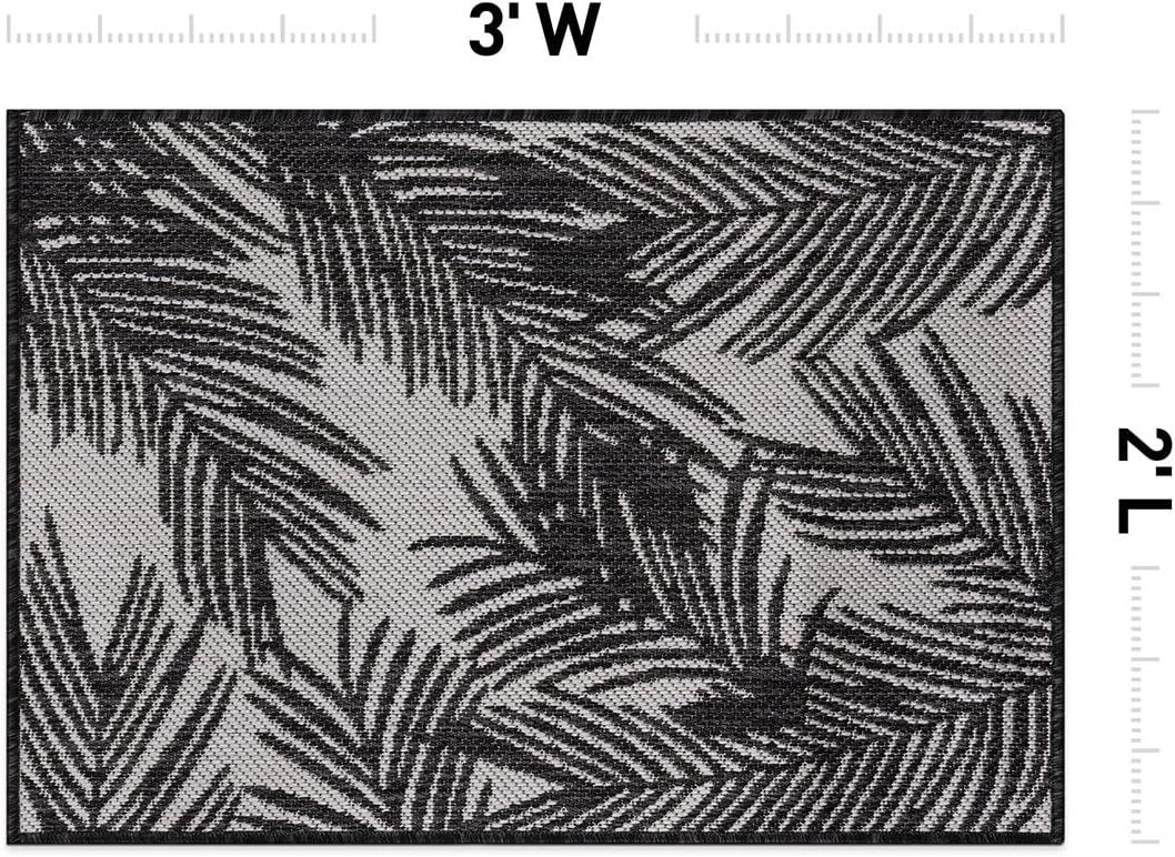 Black and Gray Floral Flat Weave Indoor/Outdoor Rug 2'x3'