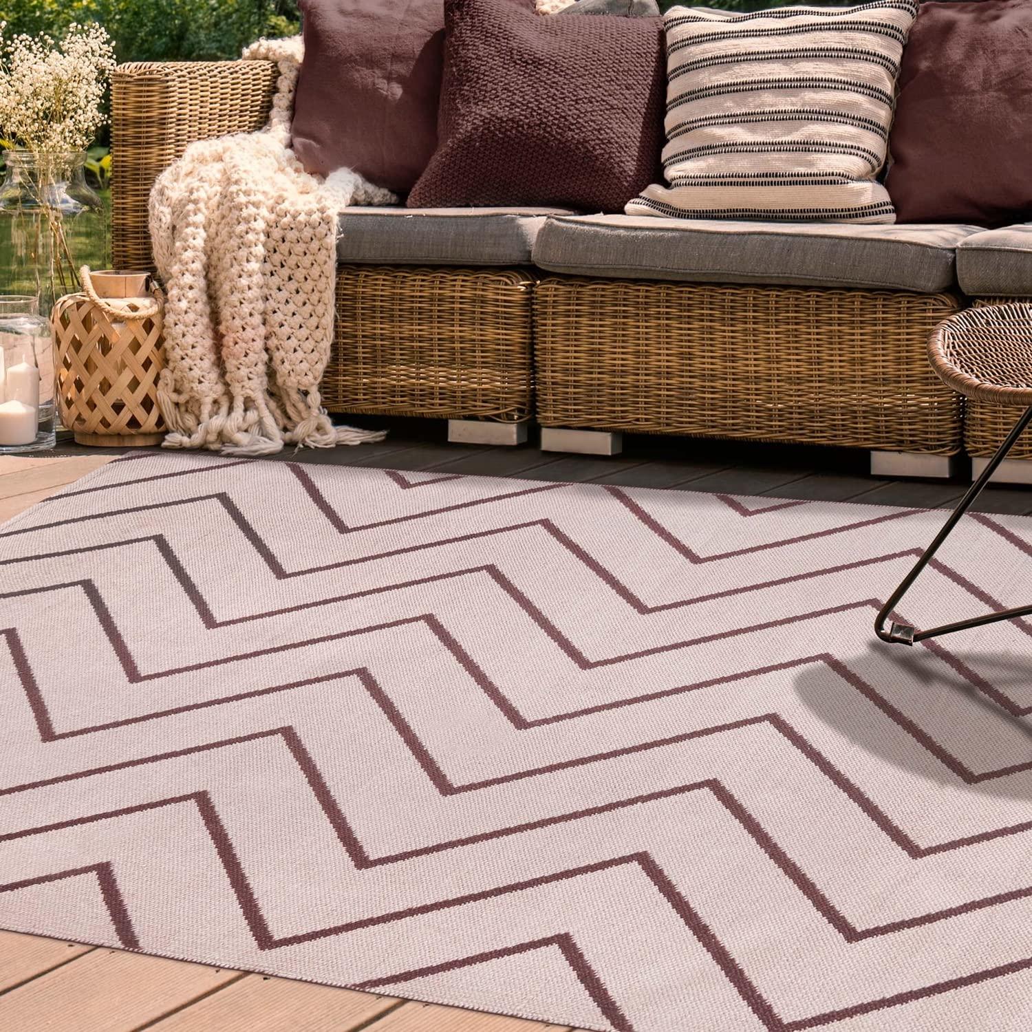 Kent Modern Chevron Zig-Zag Indoor/ Outdoor Area Rug By Haus & Home Beige