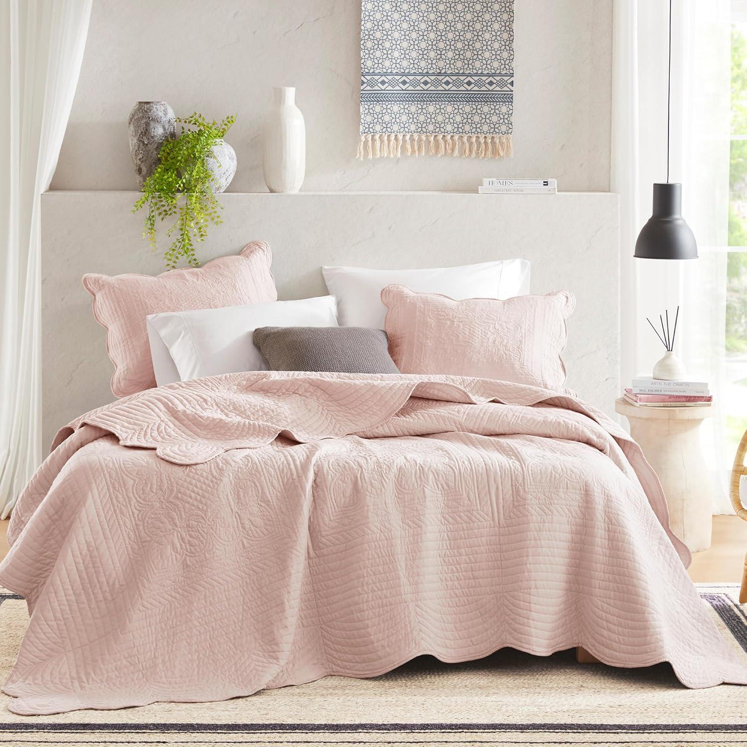 Tuscany Scalloped Edge Quilt Set