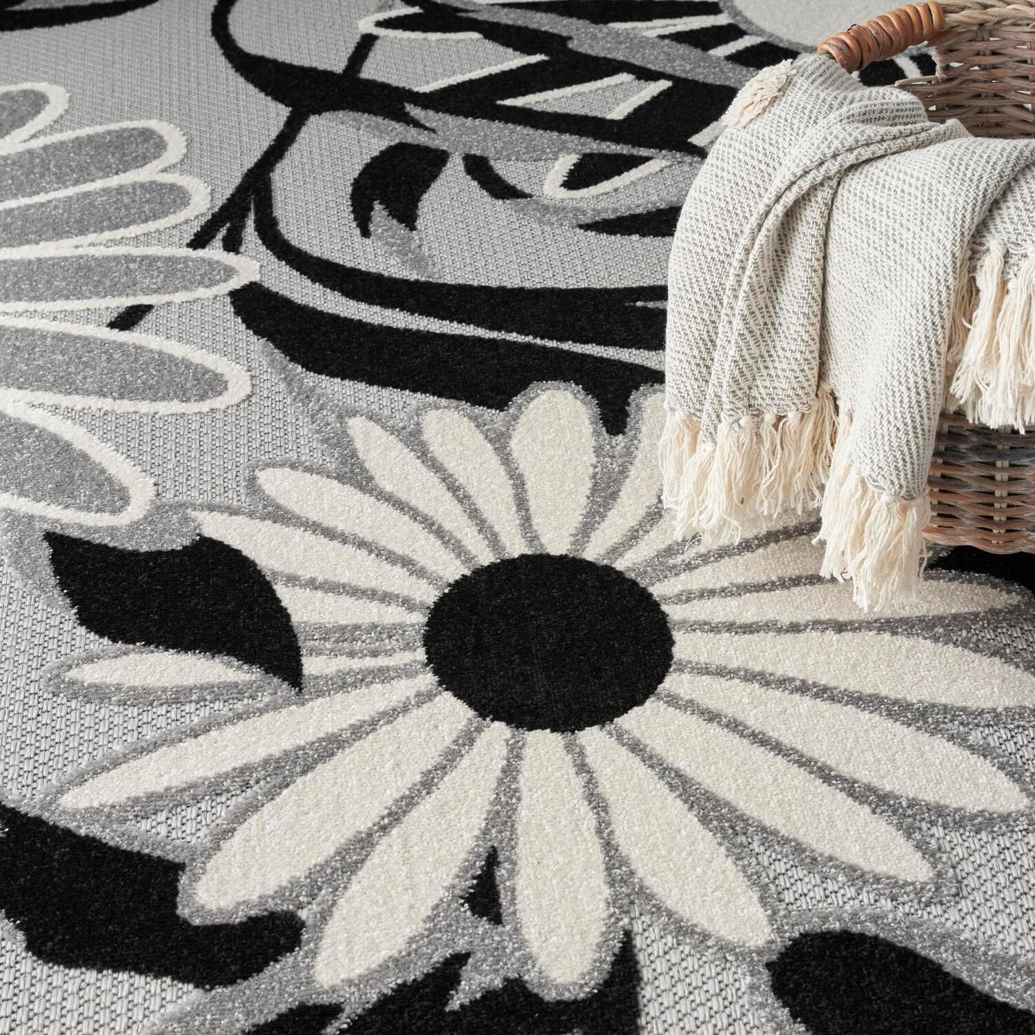 Aloha Daisy Black and White 5'3" x 7'5" Synthetic Outdoor Rug