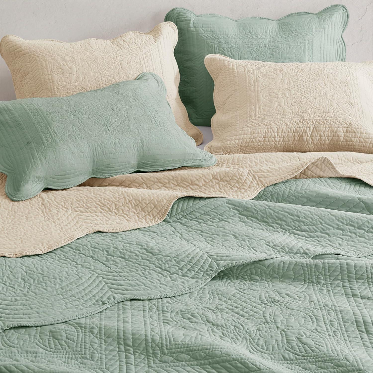 Tuscany Scalloped Edge Quilt Set