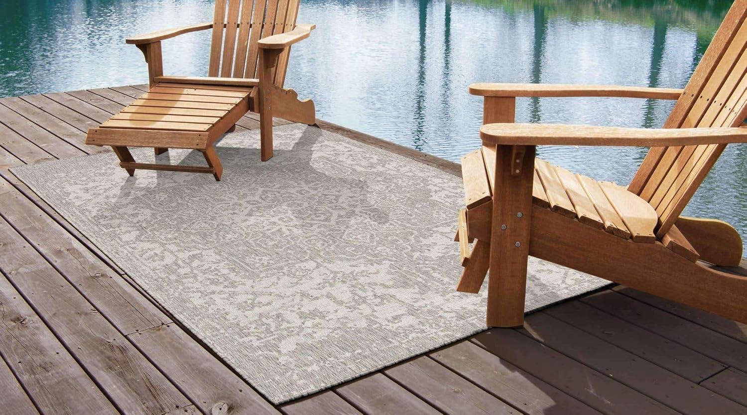 Gray Medallion Easy-Care Outdoor Synthetic Area Rug, 3' x 5'