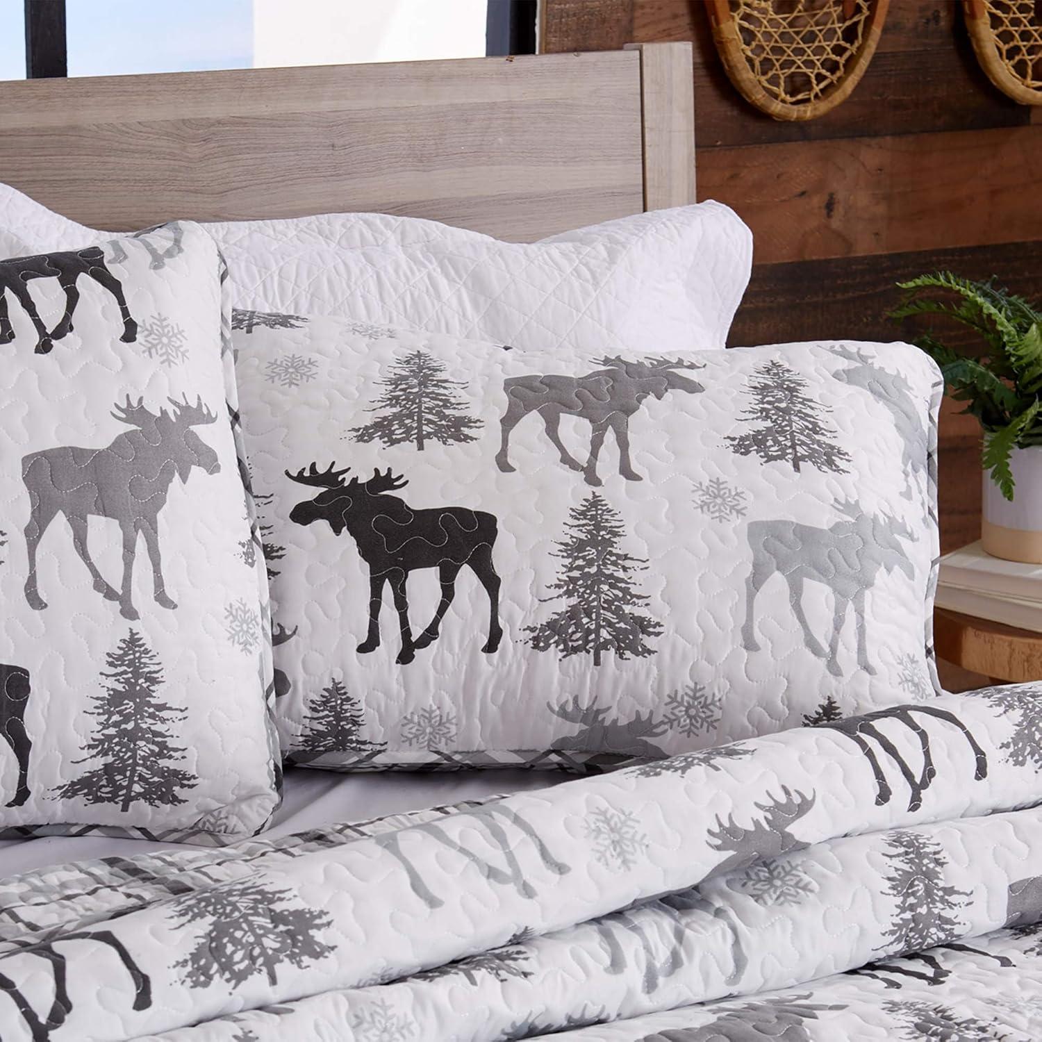 Moose Printed Reversible Patchwork Quilt Set with Shams